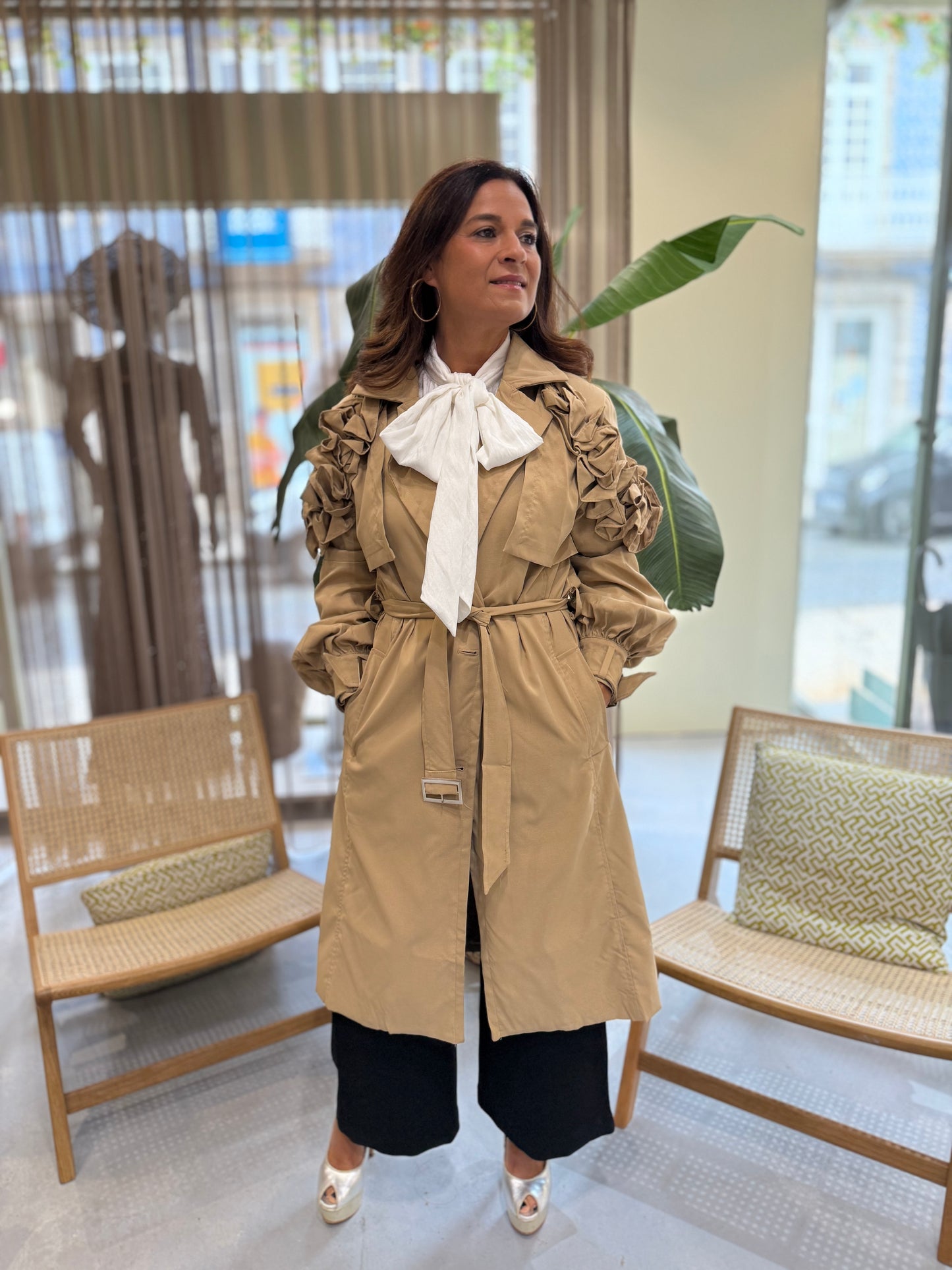 Gabardine com detalhes floral nos ombros