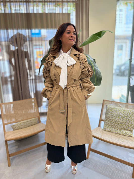 Gabardine com detalhes floral nos ombros