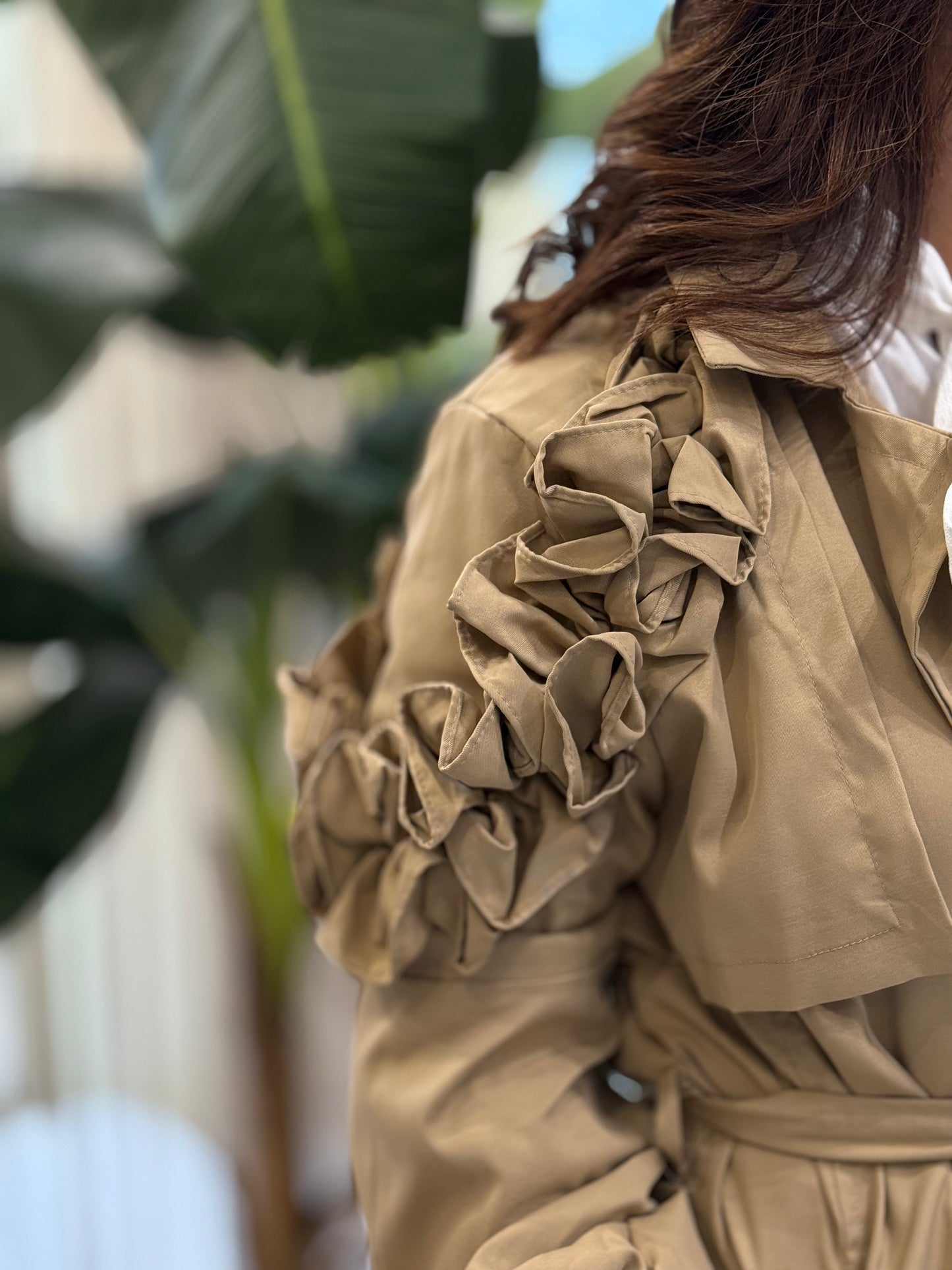 Gabardine com detalhes floral nos ombros