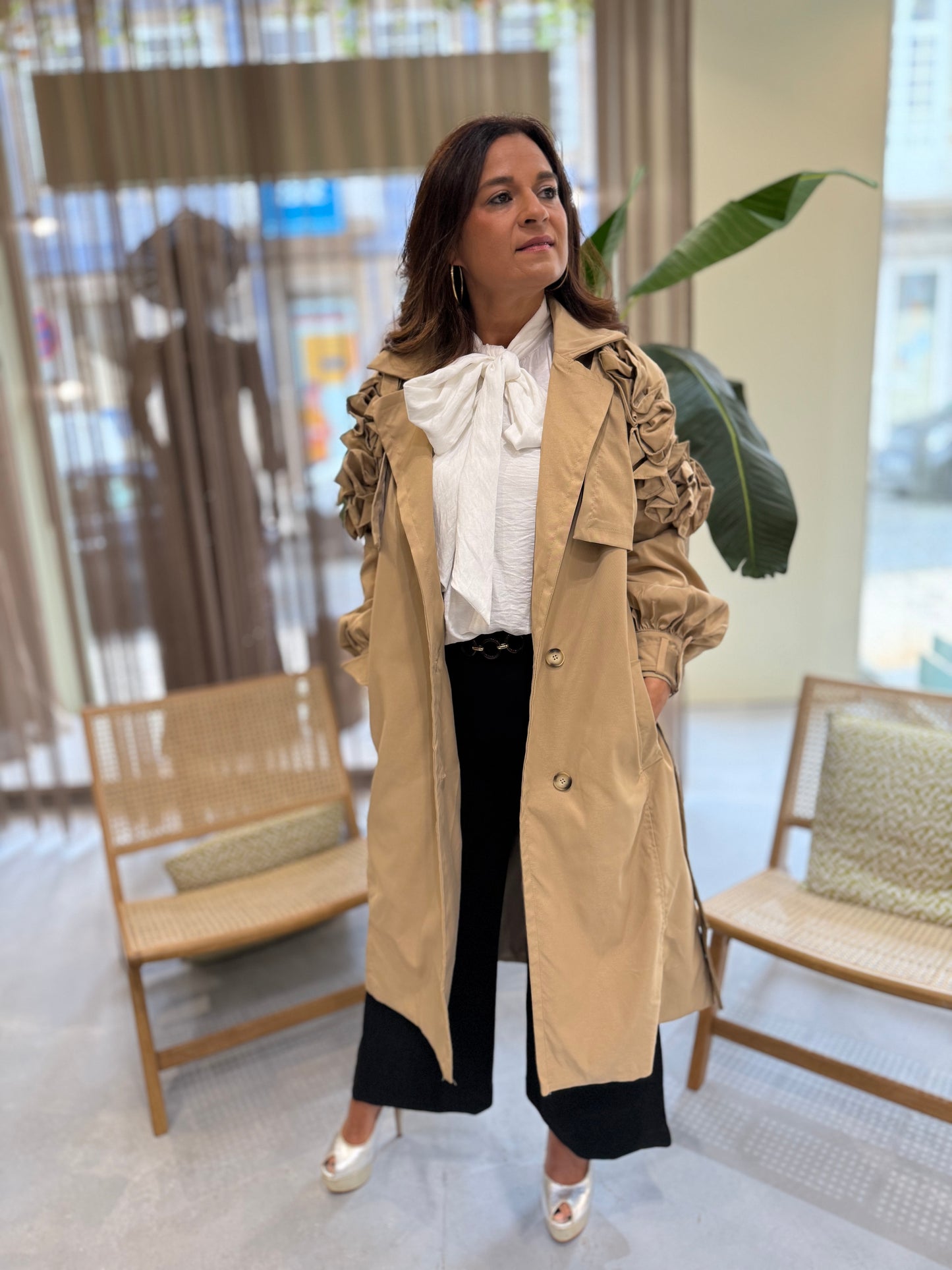 Gabardine com detalhes floral nos ombros