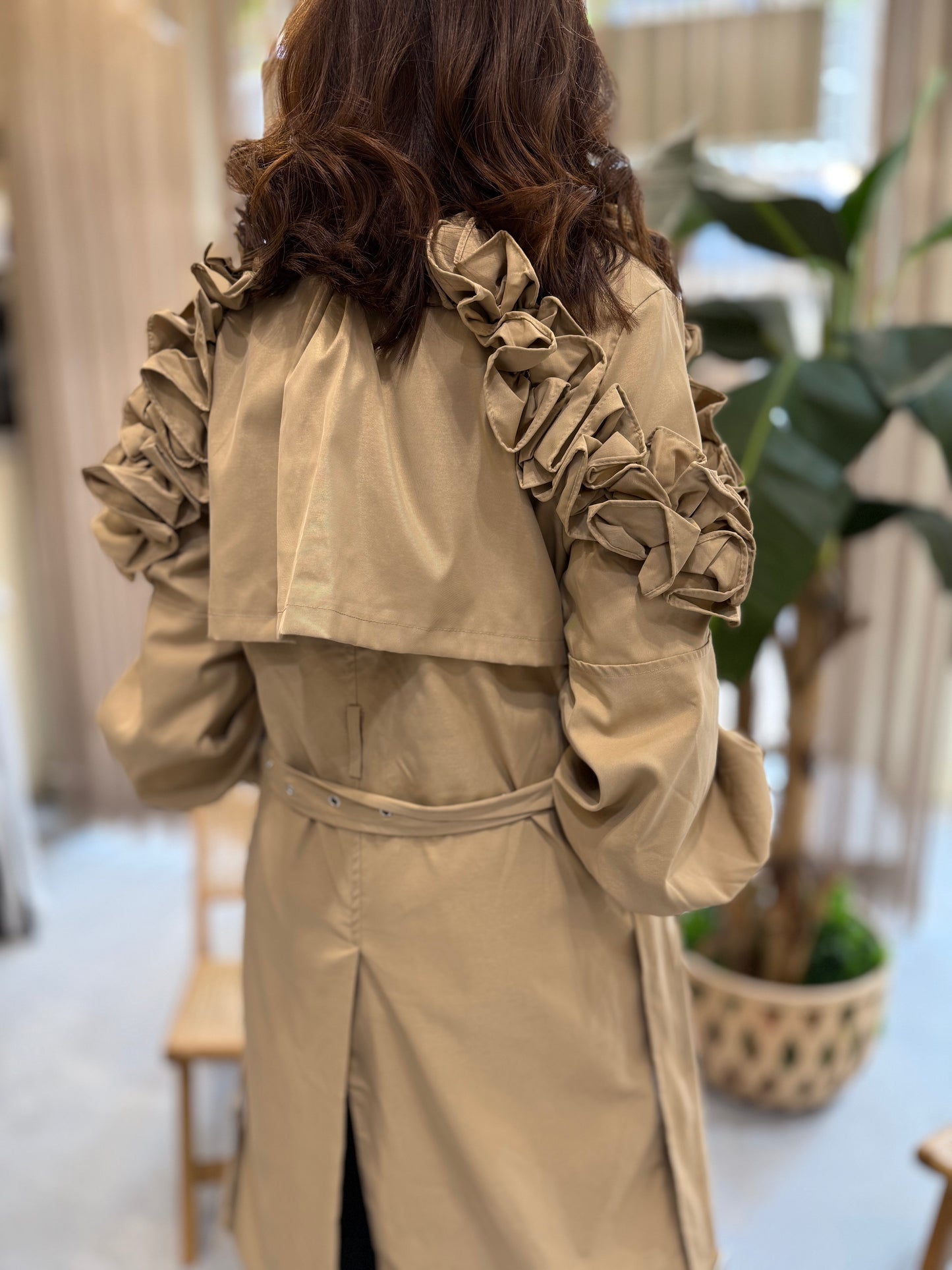 Gabardine com detalhes floral nos ombros