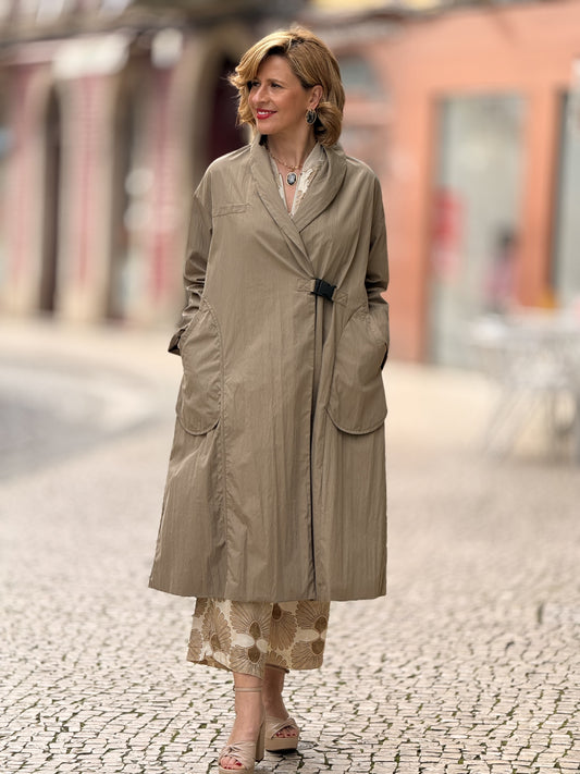 Parka verde seco com fecho em mola