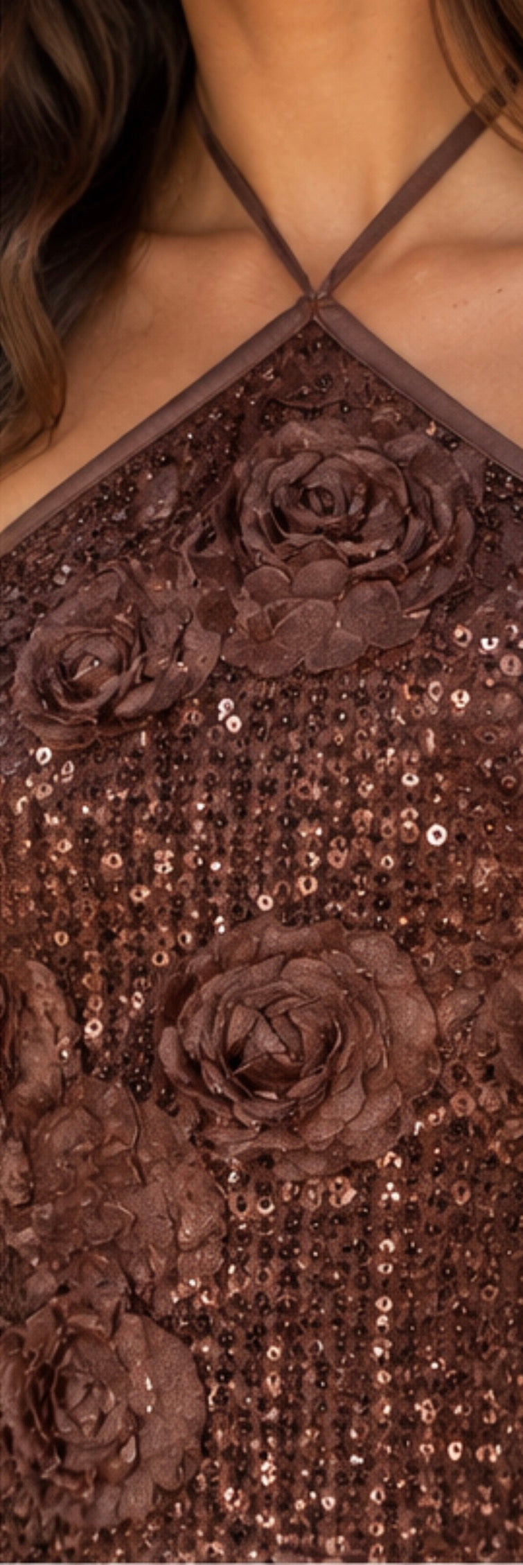 VESTIDO CASTANHO COM FLORES 3D