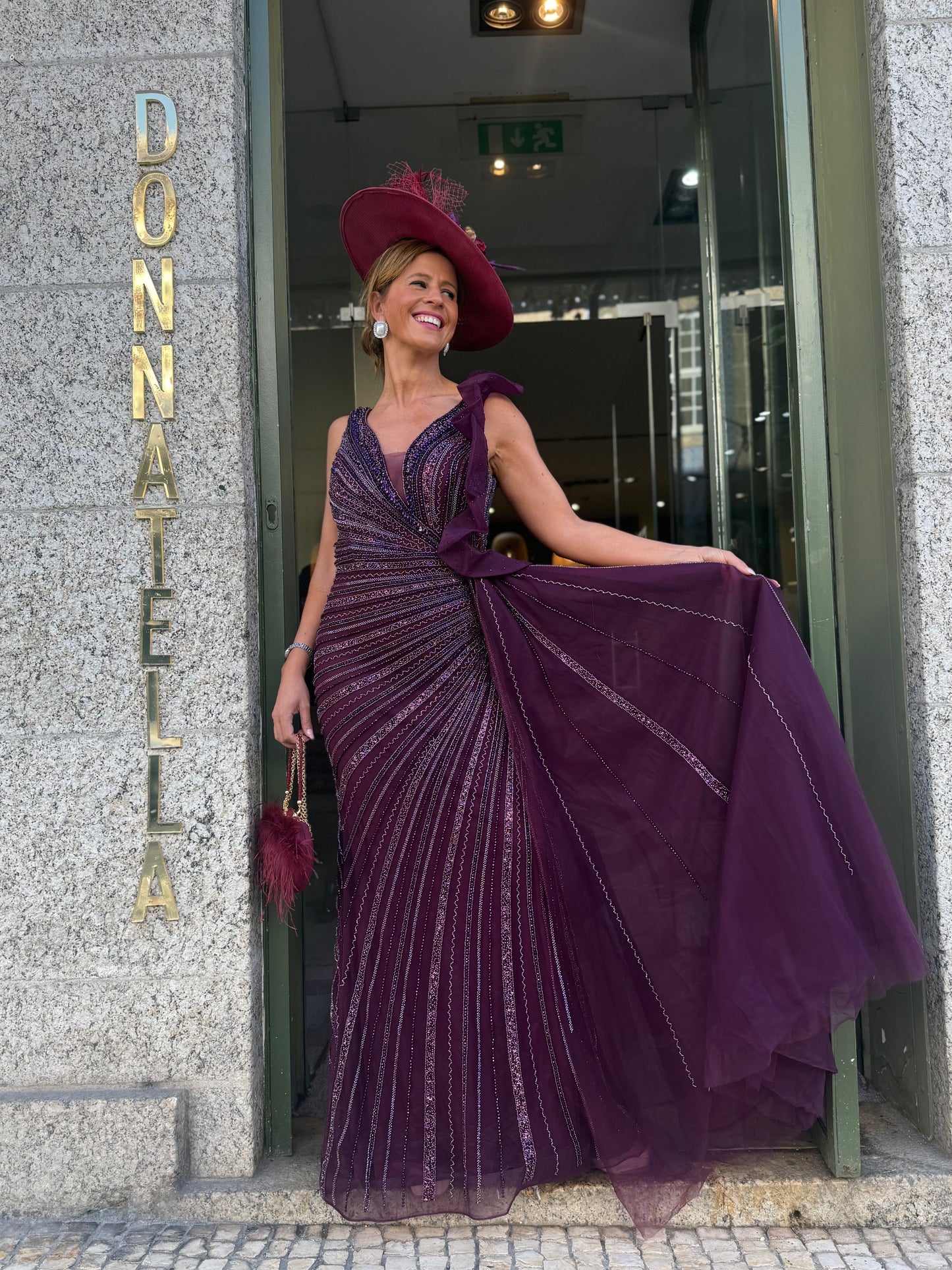 VESTIDO VINHO LANTEJOULAS COM CAUDA