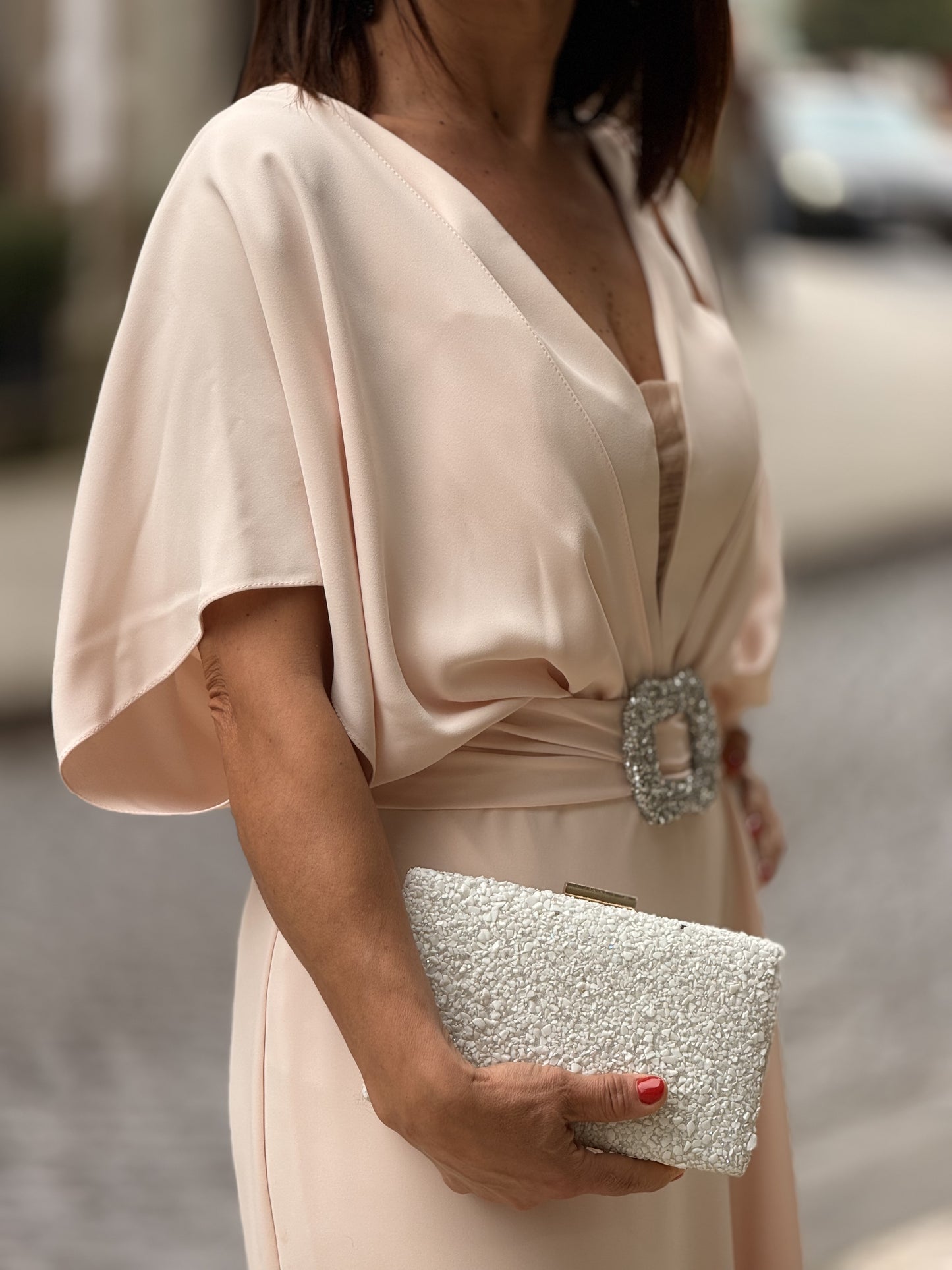 Vestido decote em V com cinto de brilho