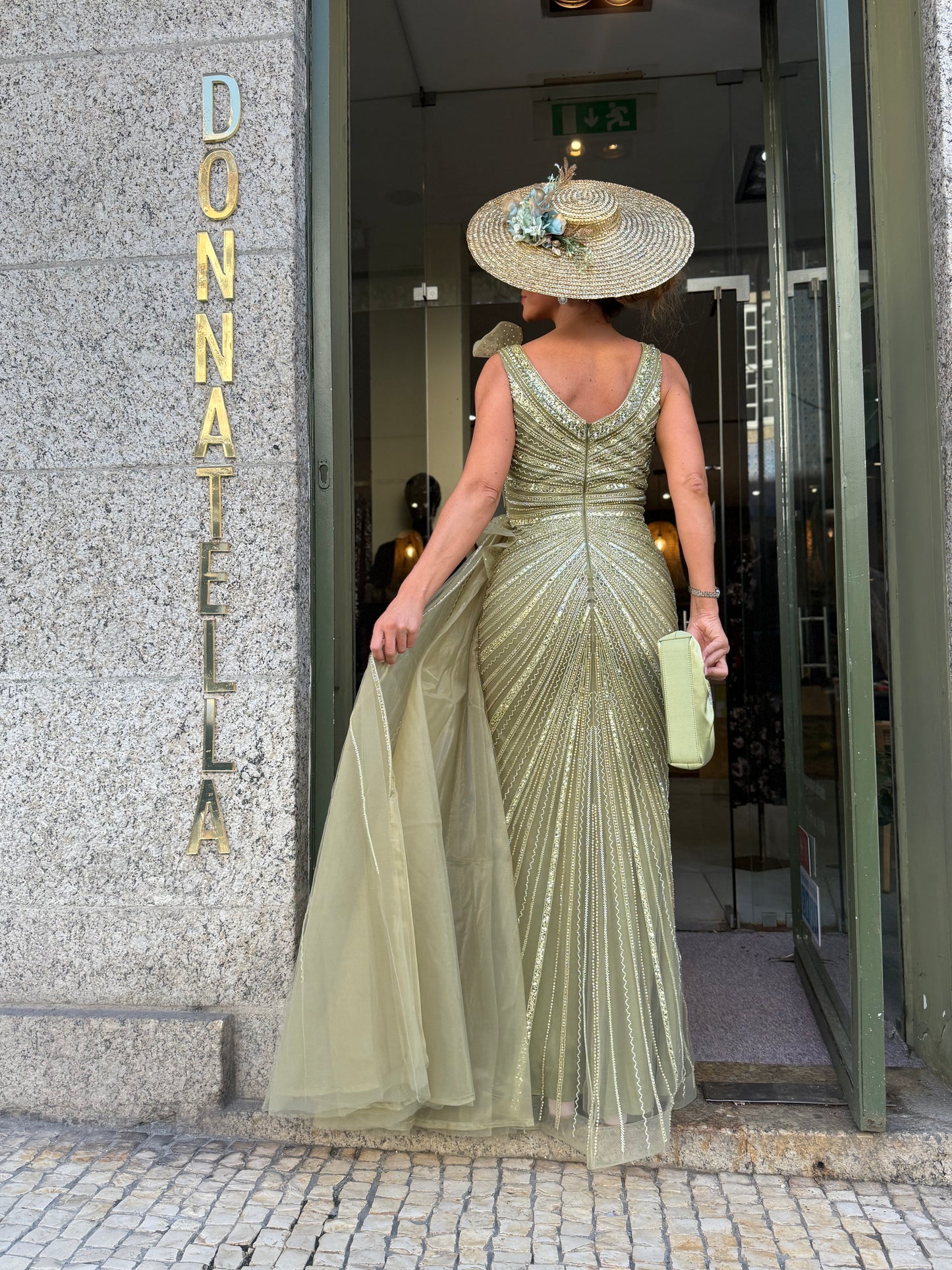 VESTIDO VERDE LANTEJOULAS COM CAUDA