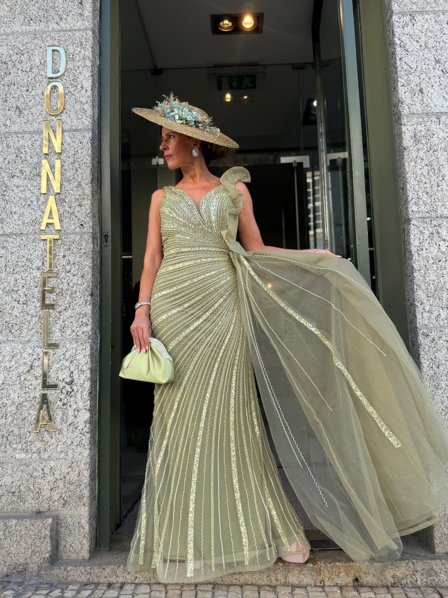 VESTIDO VERDE LANTEJOULAS COM CAUDA