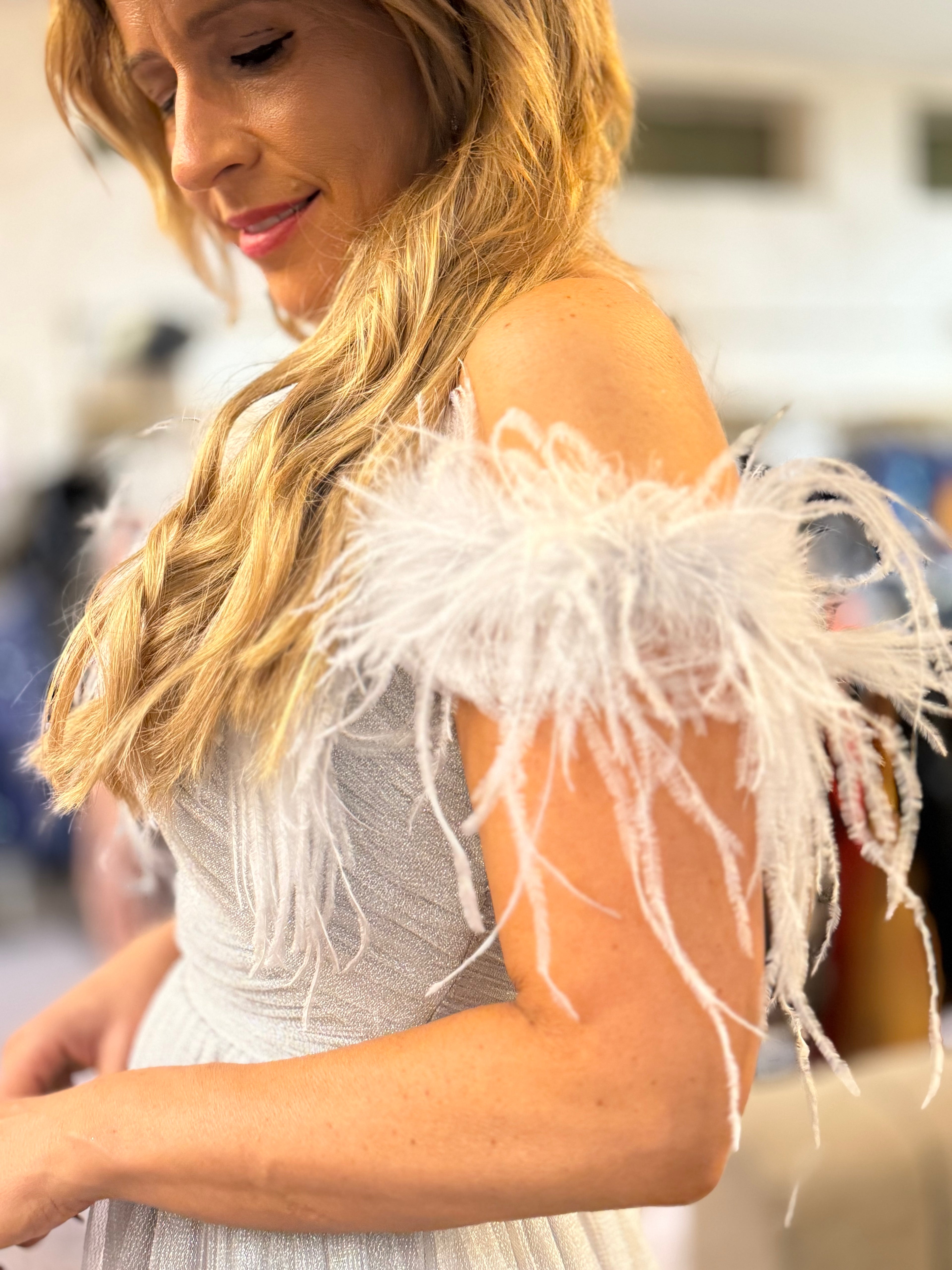 VESTIDO CINZA PLISSADO COM PLUMAS