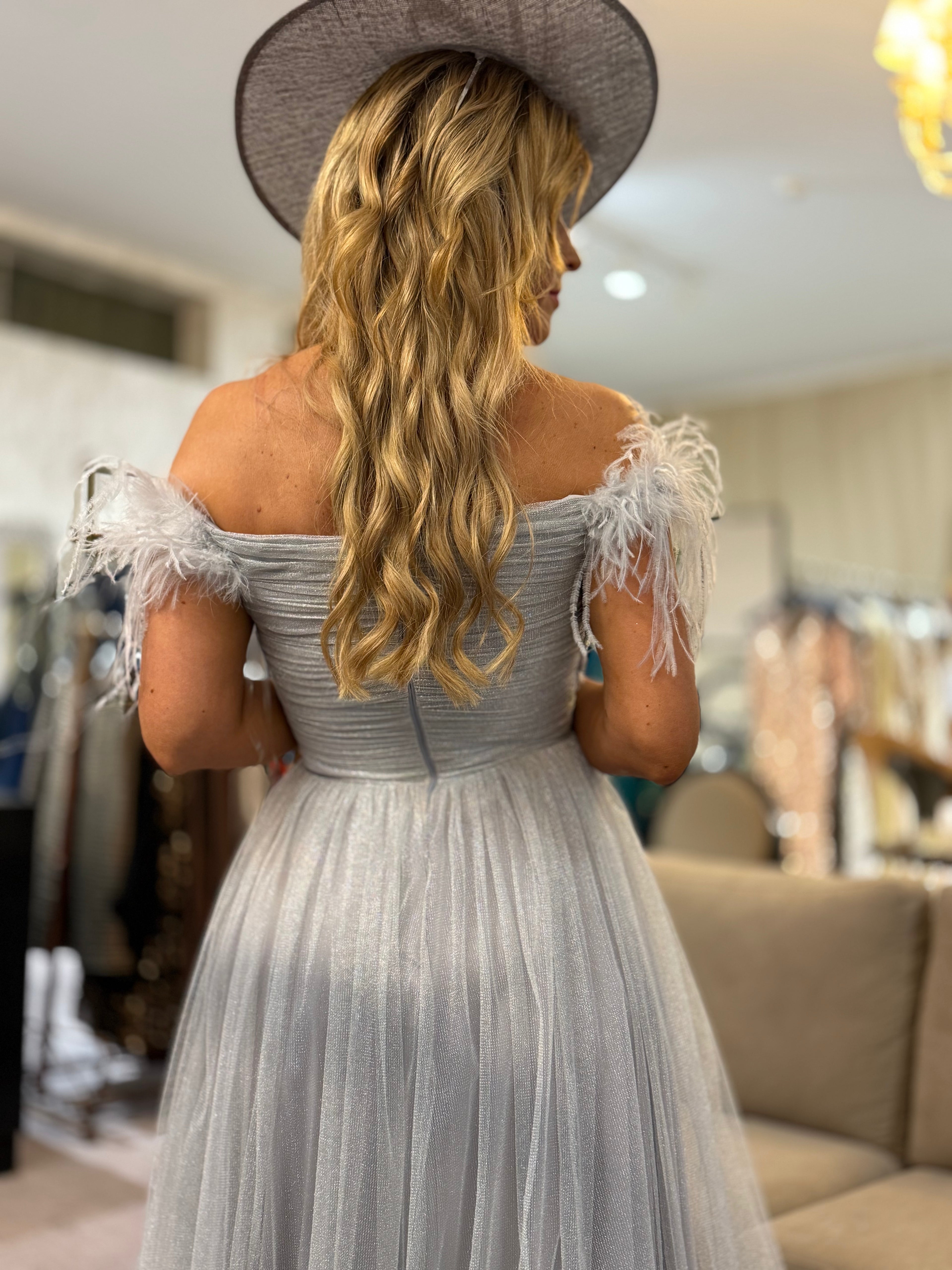 VESTIDO CINZA PLISSADO COM PLUMAS