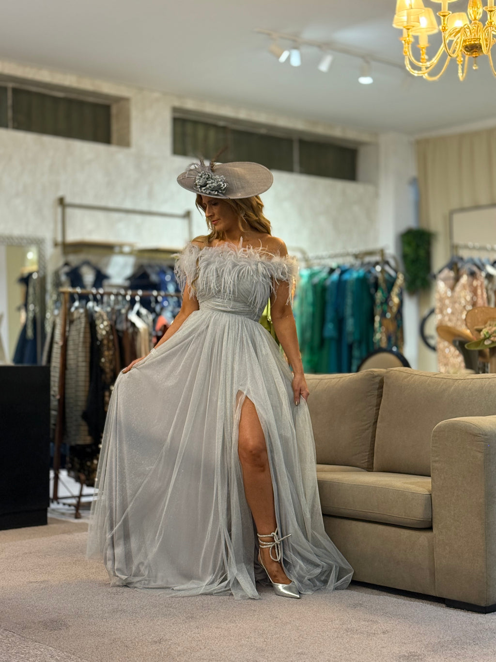 VESTIDO CINZA PLISSADO COM PLUMAS