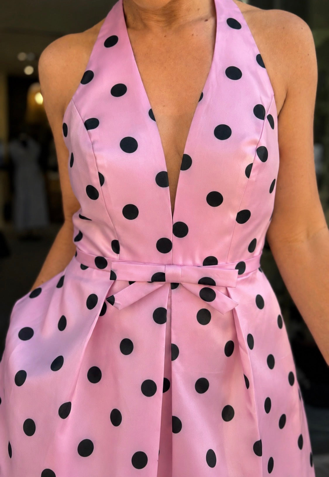 VESTIDO ROSA BOLAS PRETAS