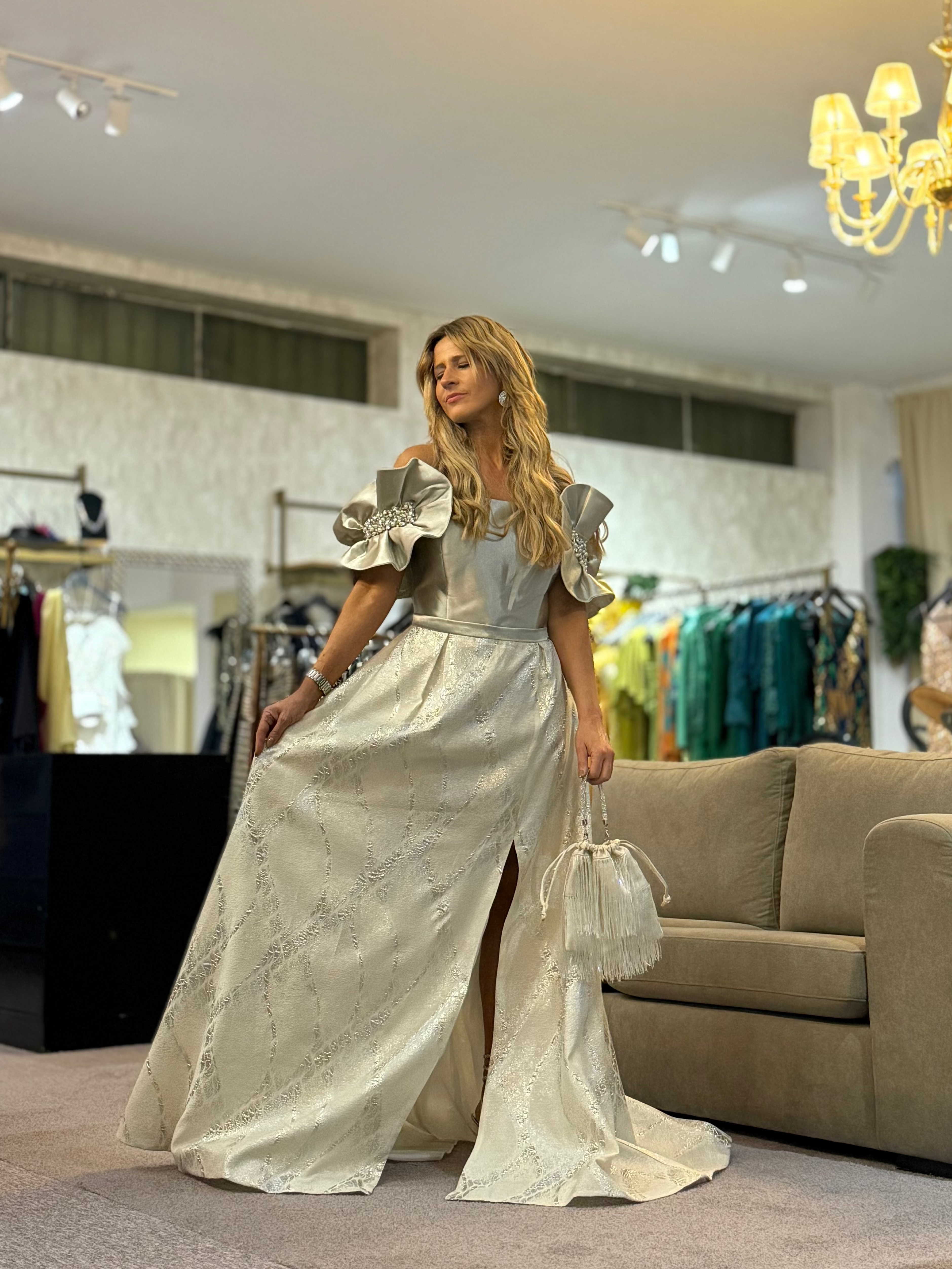 VESTIDO CHAMPAGNE COM MANGAS