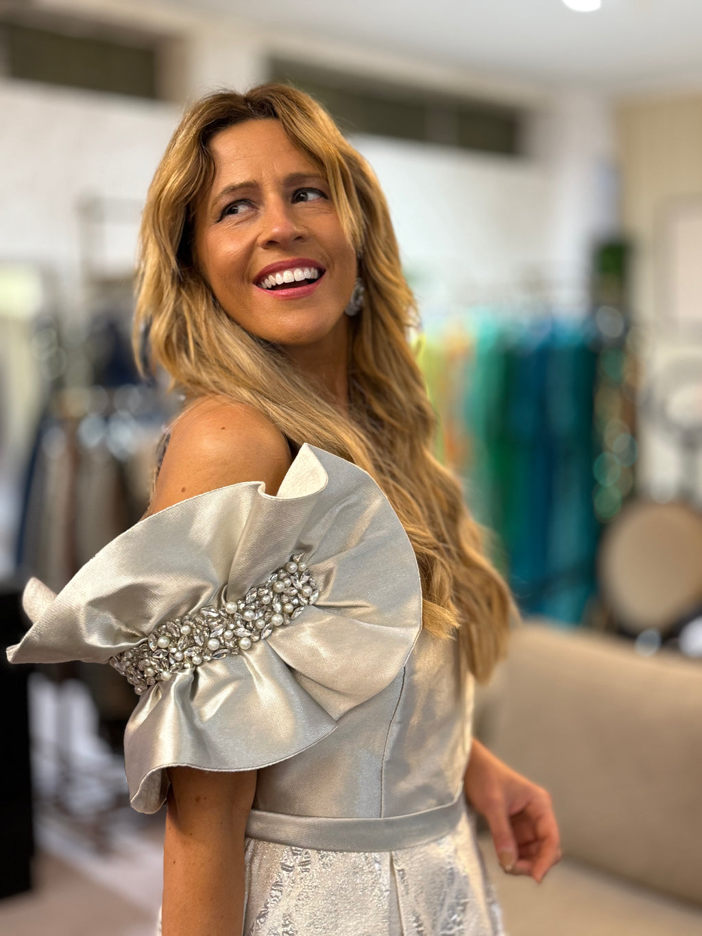 VESTIDO CHAMPAGNE COM MANGAS