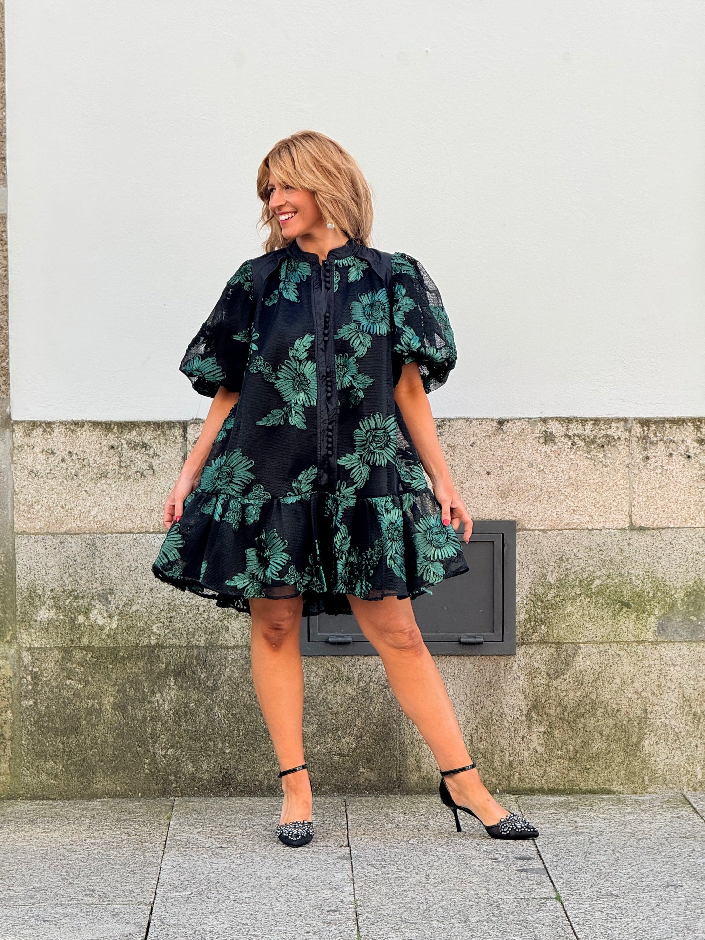 Vestido em rede com bordados