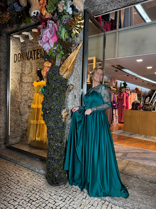 Vestido missangas bordadas em cetim e tule