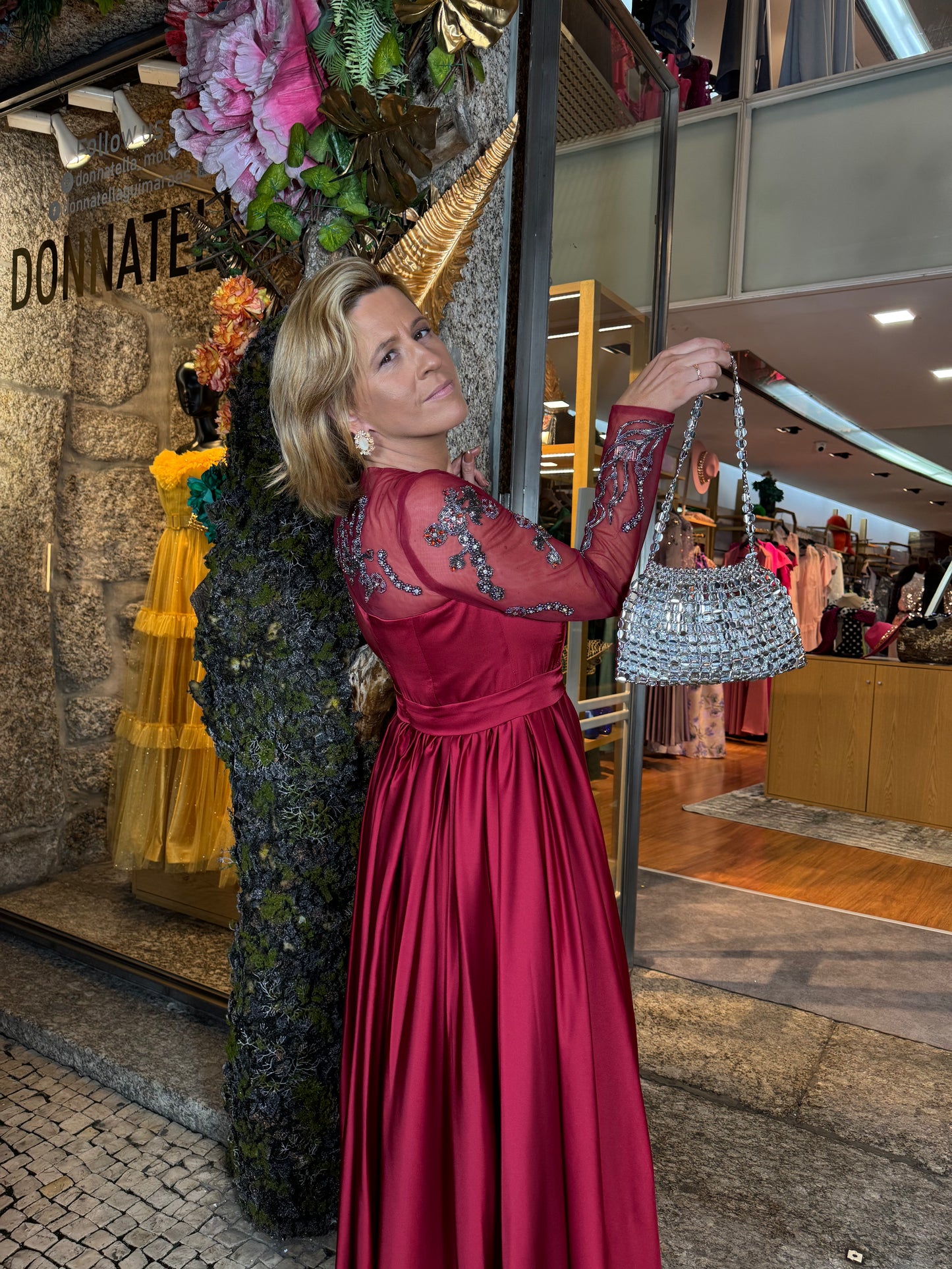 Vestido missangas bordadas em cetim e tule