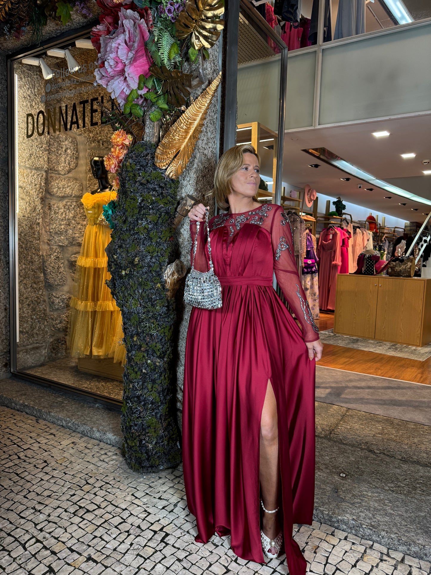 Vestido missangas bordadas em cetim e tule