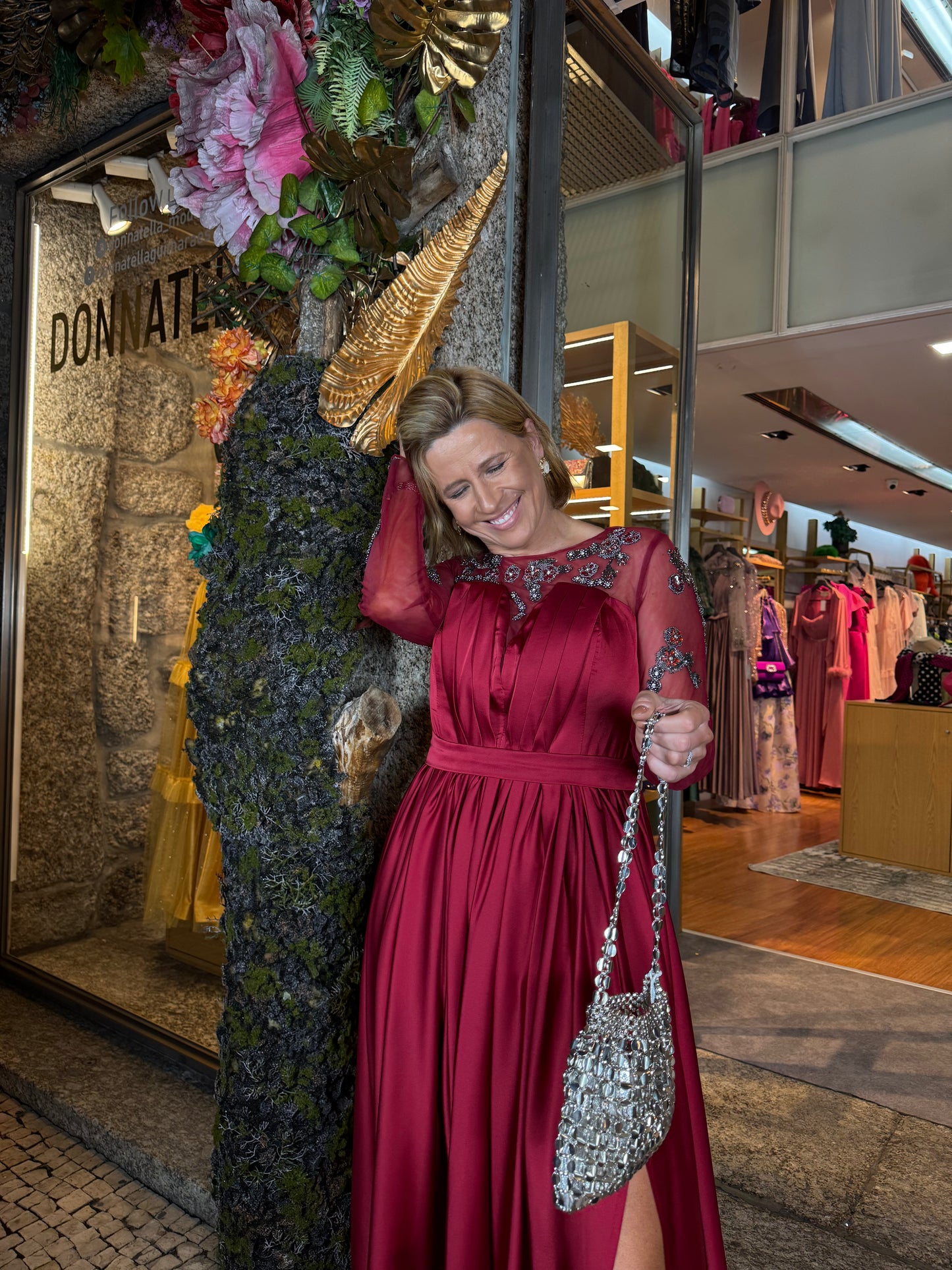 Vestido missangas bordadas em cetim e tule