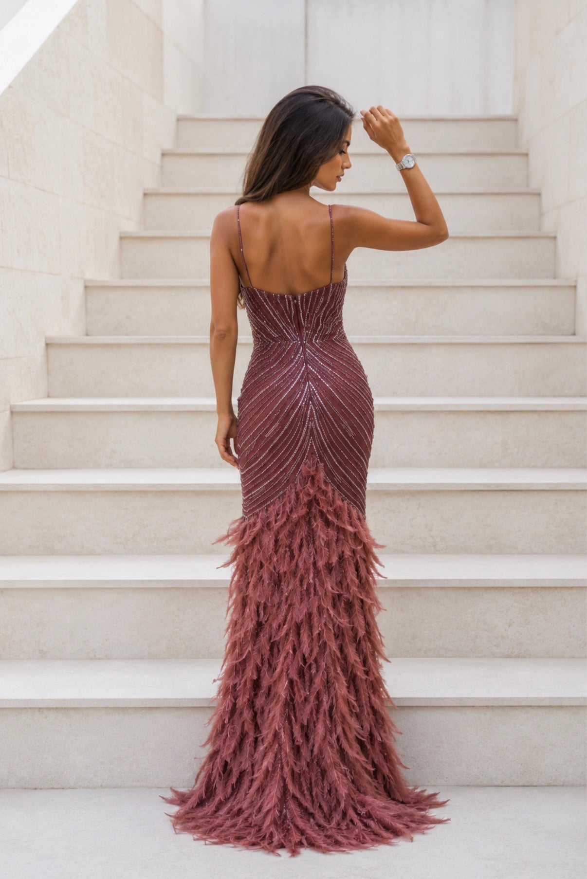 VESTIDO TERRACOTA COM PLUMAS