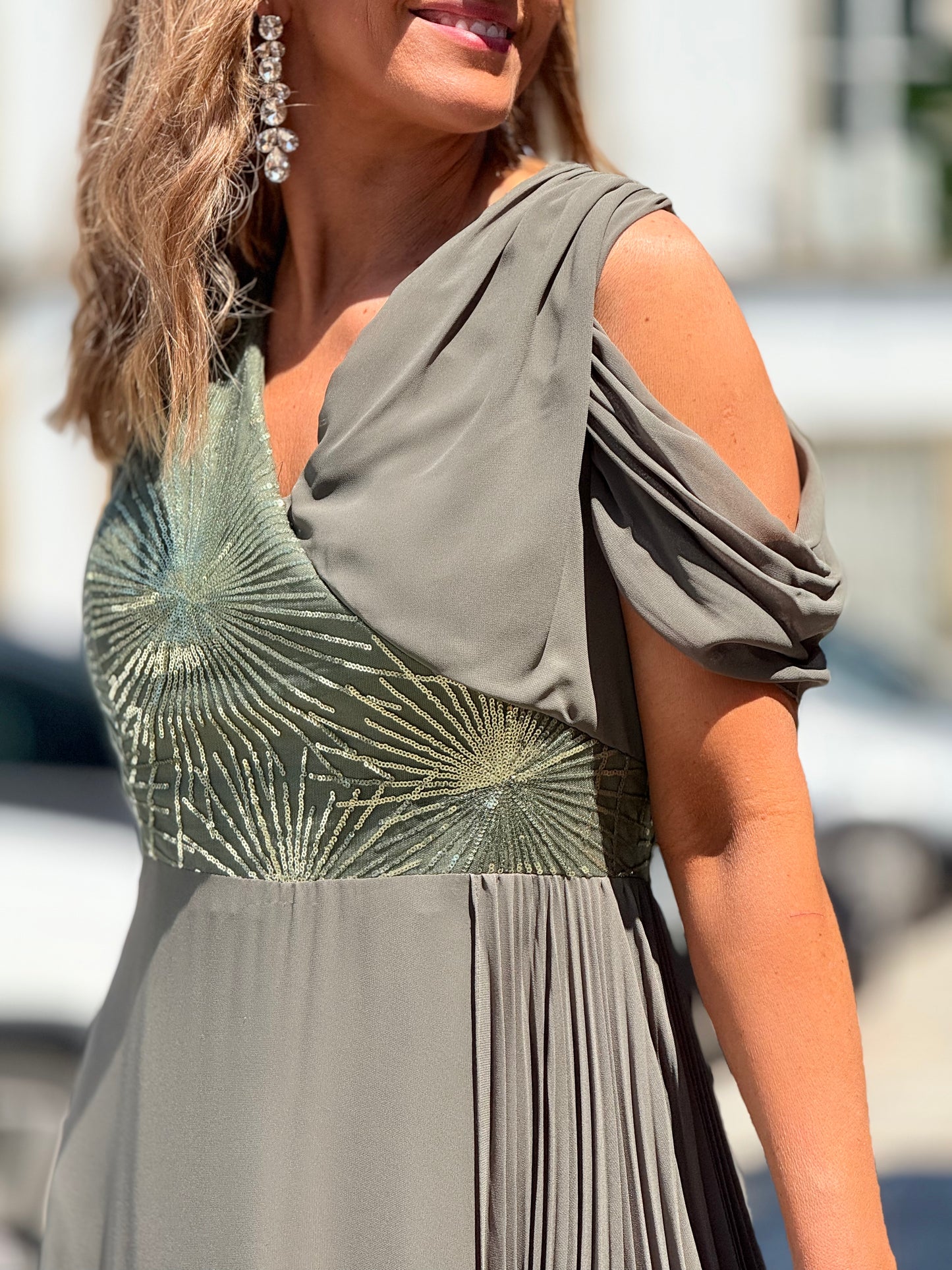 Vestido verde com plissado e lantejoulas