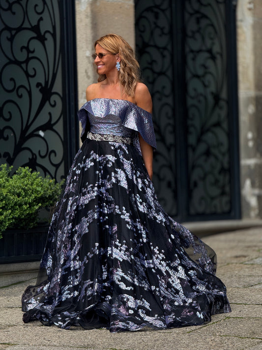 Vestido texturado com capa