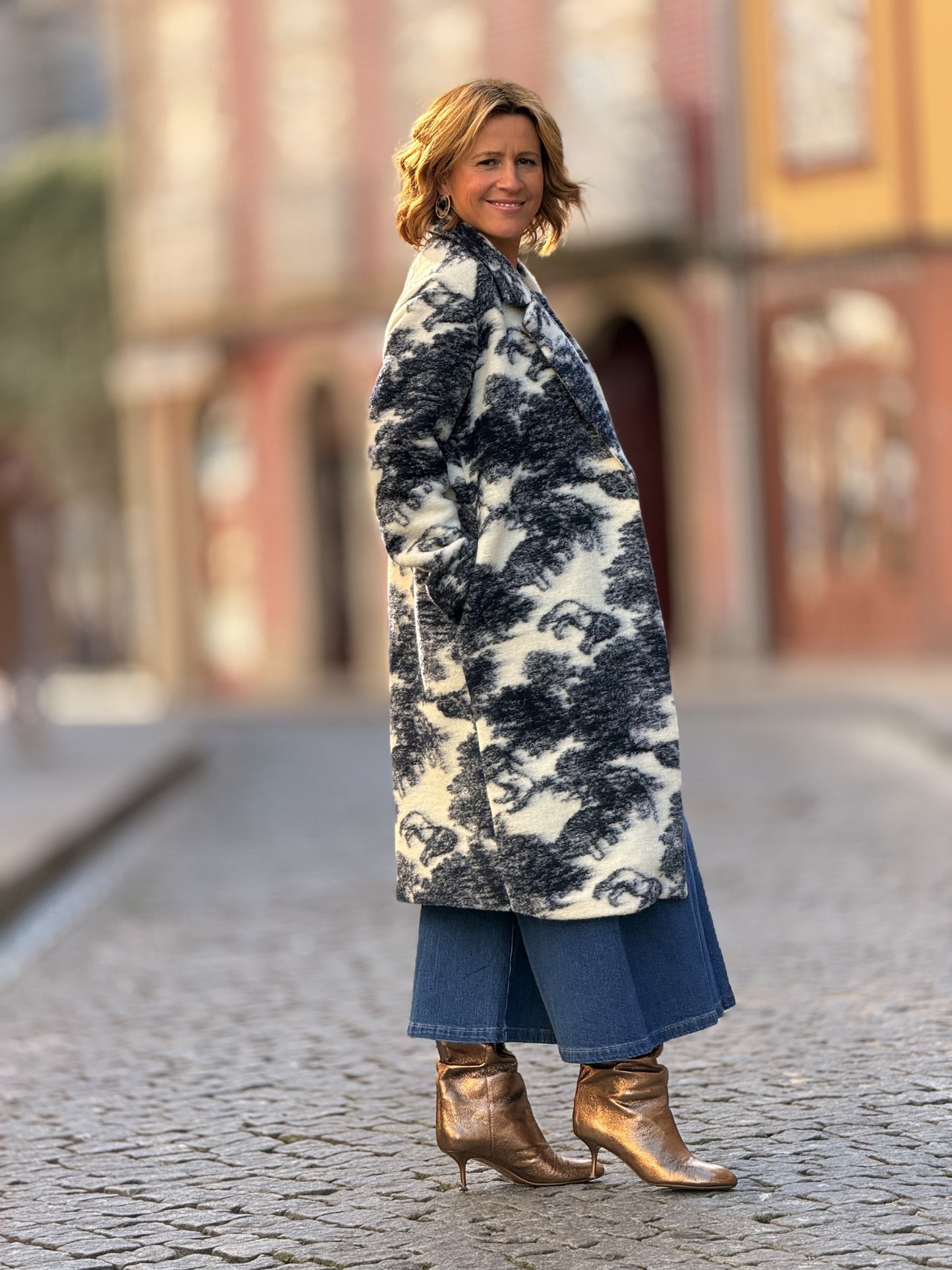Sobretudo azul e cru