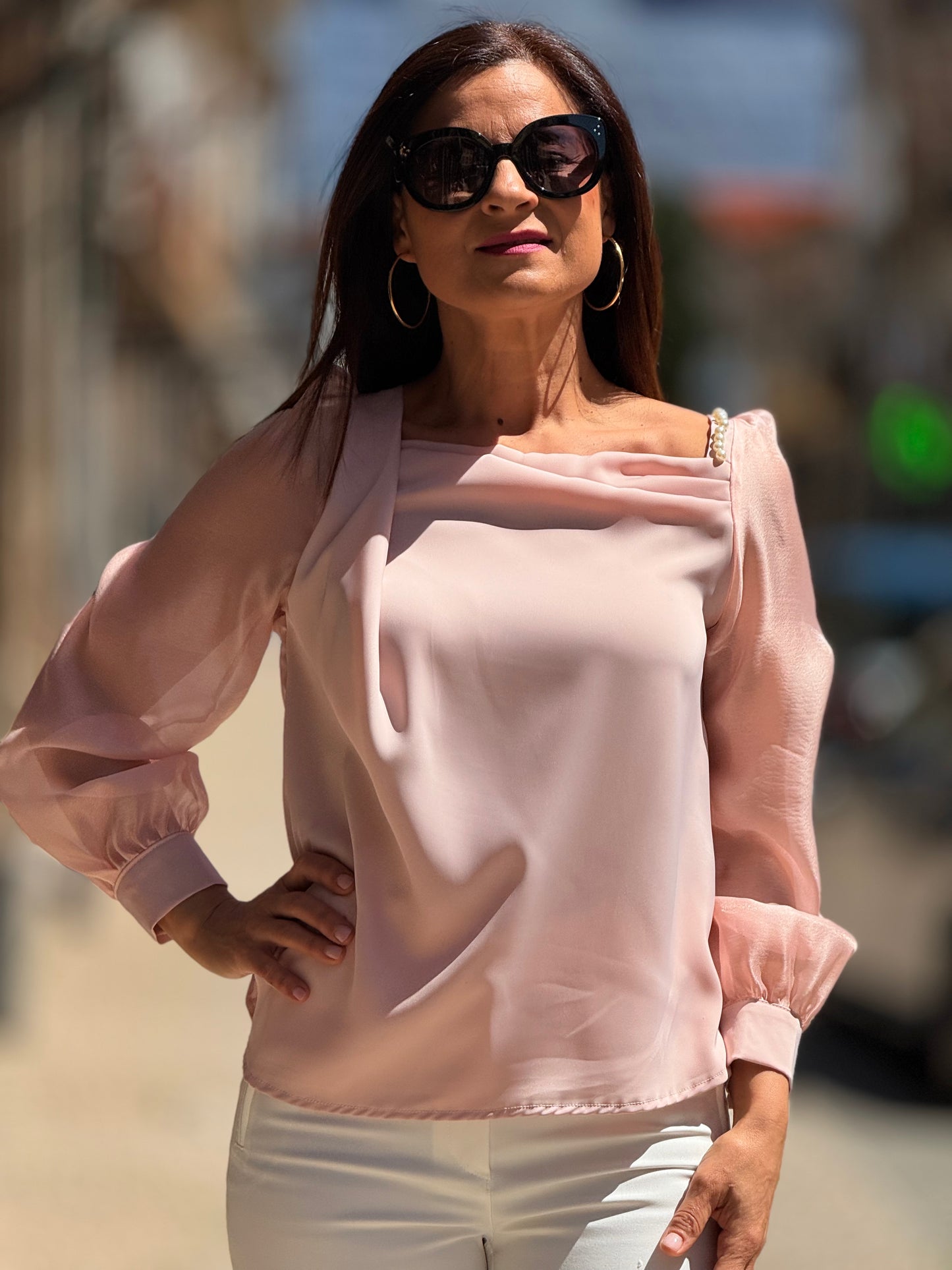 Blusa pérola e transparência