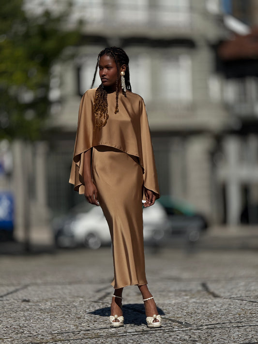 Vestido cetim com capa