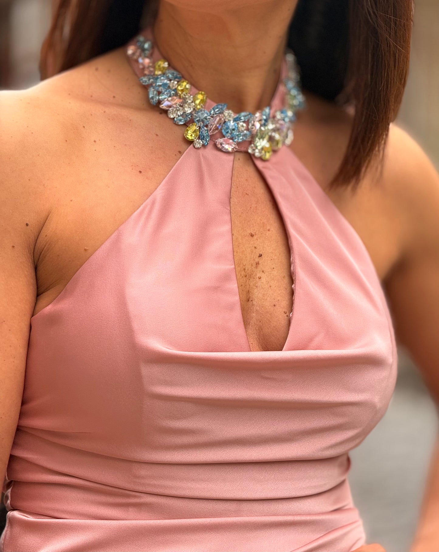 Vestido com gargantilha
