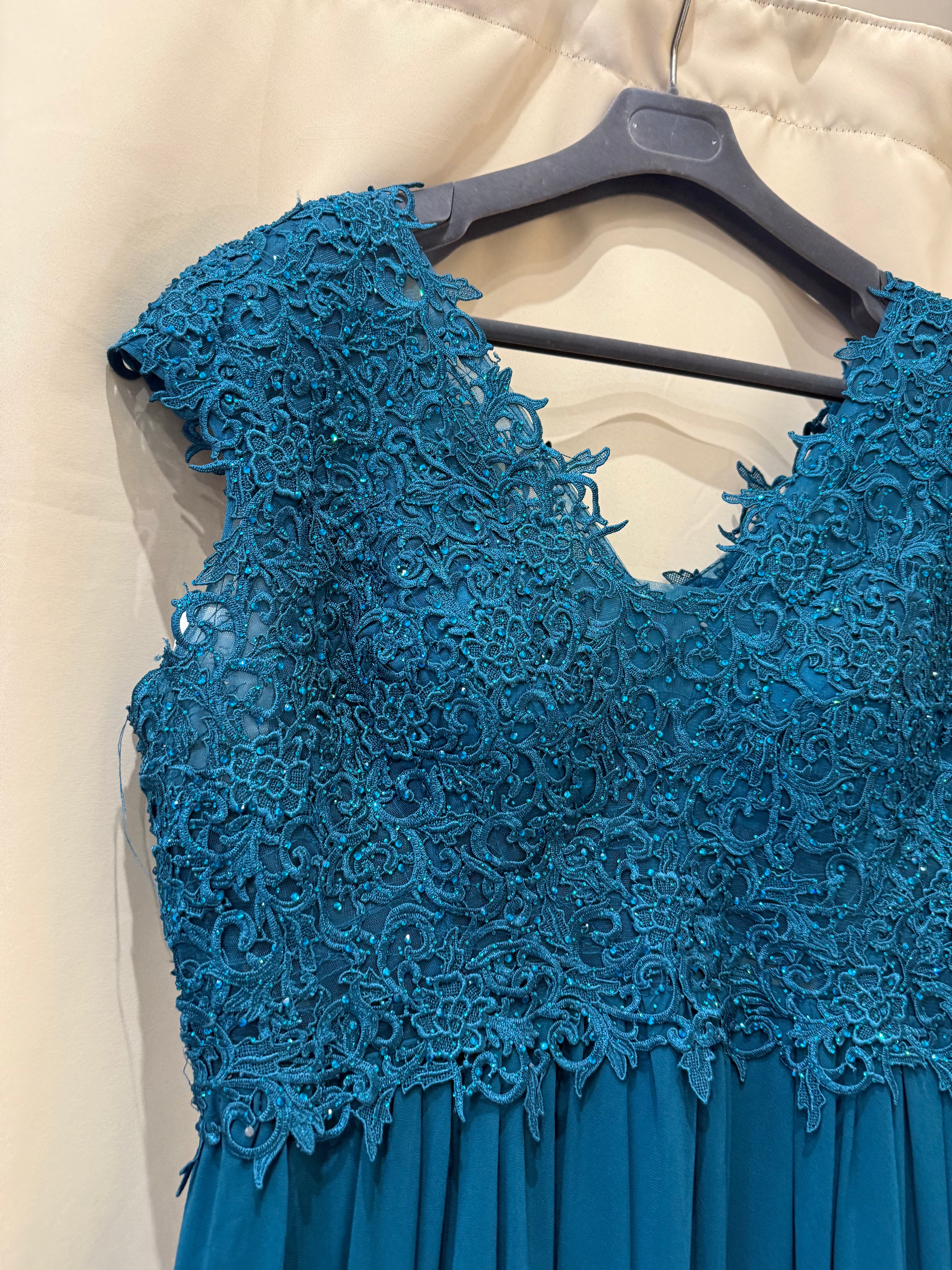 VESTIDO CURTO EM PEDRARIA