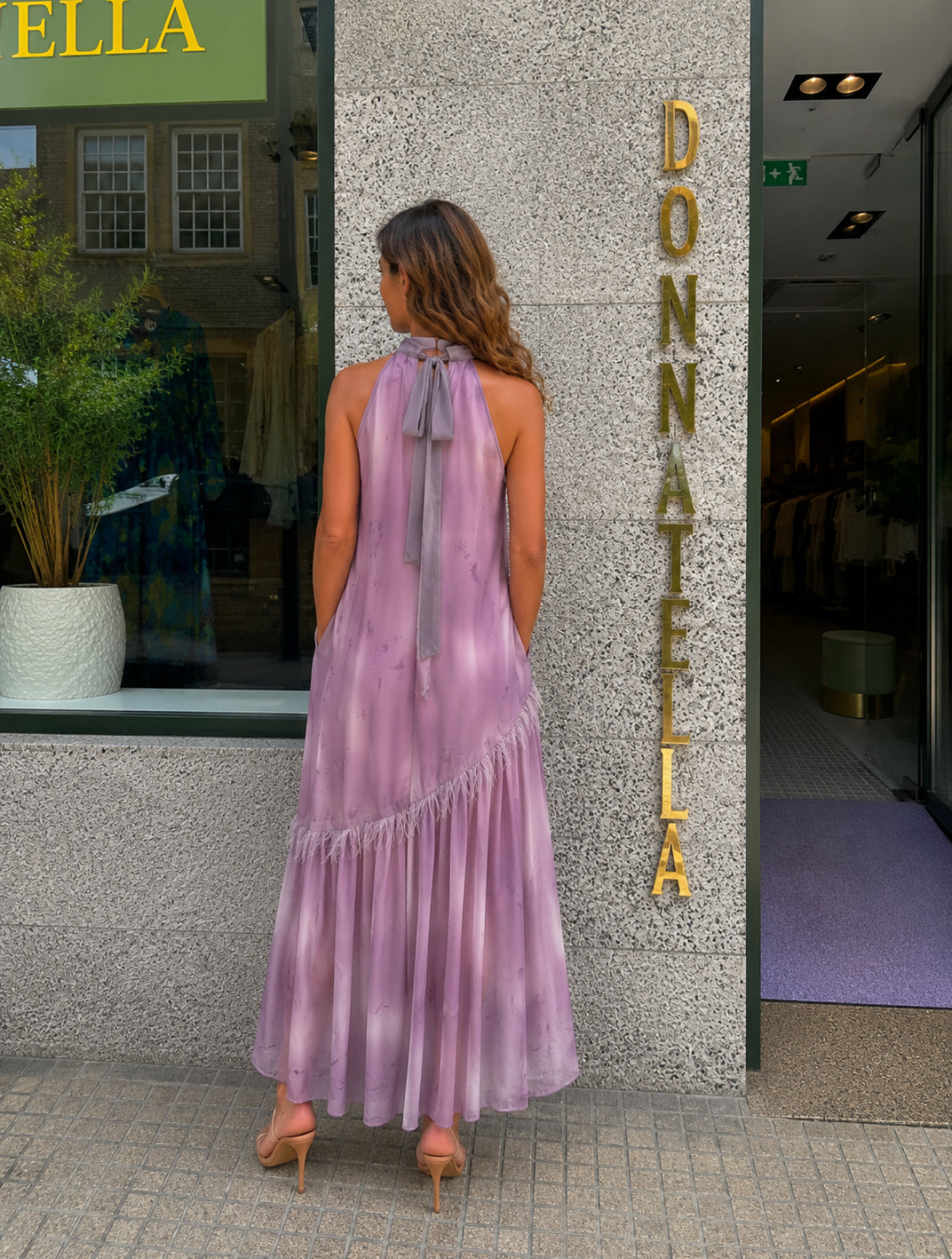 VESTIDO LONGO COM PLUMAS