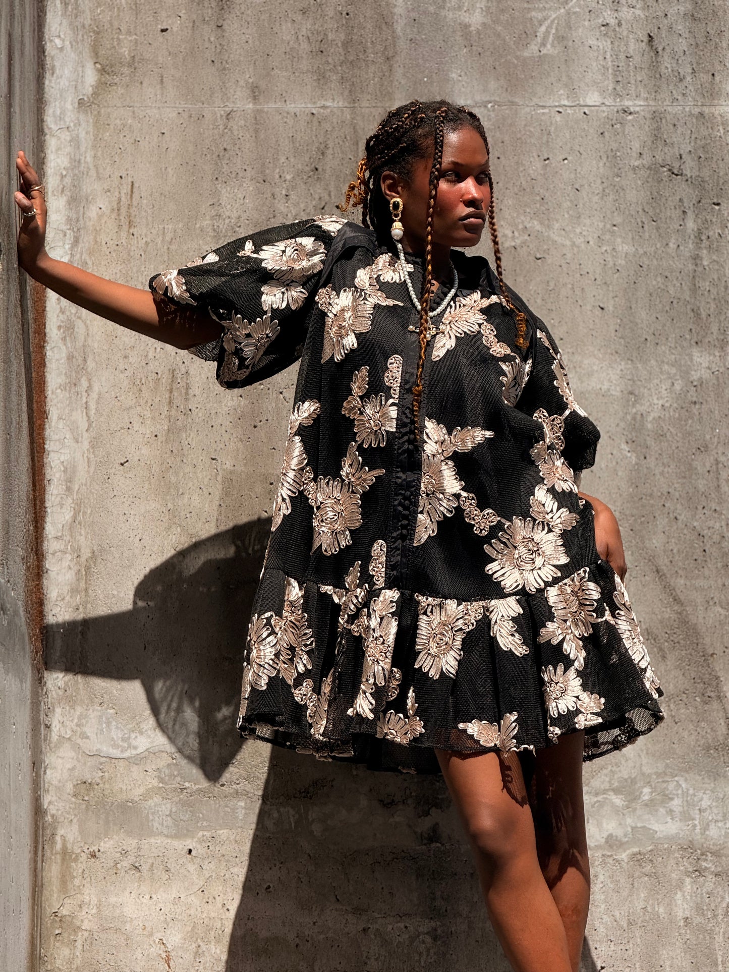 Vestido em rede com bordados