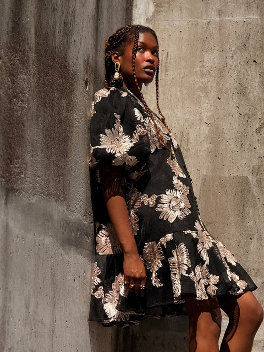Vestido em rede com bordados