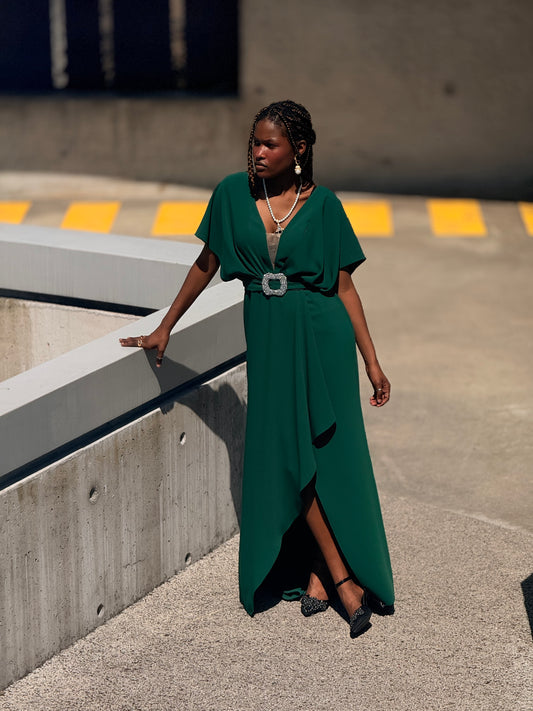 Vestido decote em V com cinto de brilho