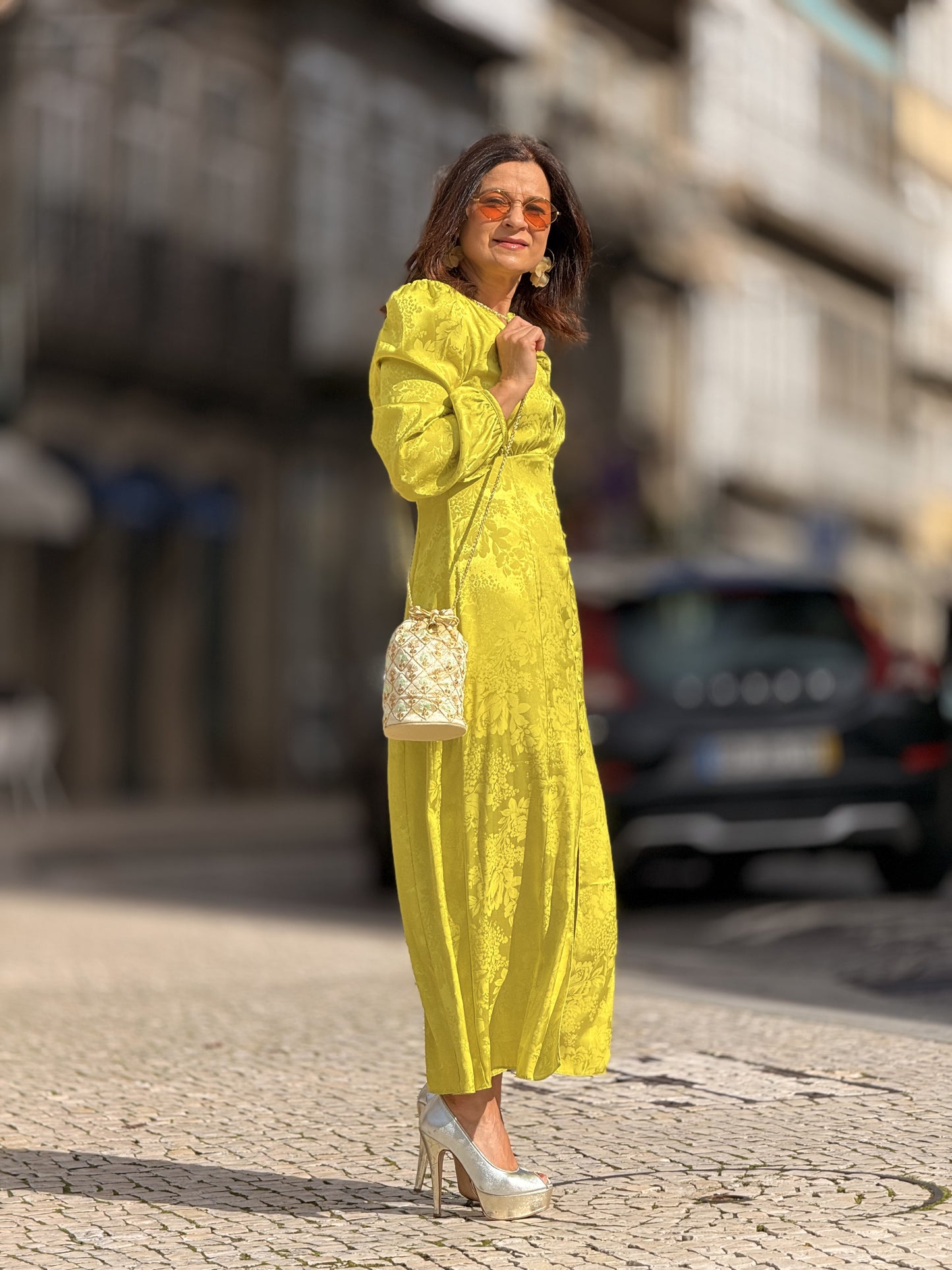Vestido flor em cetim