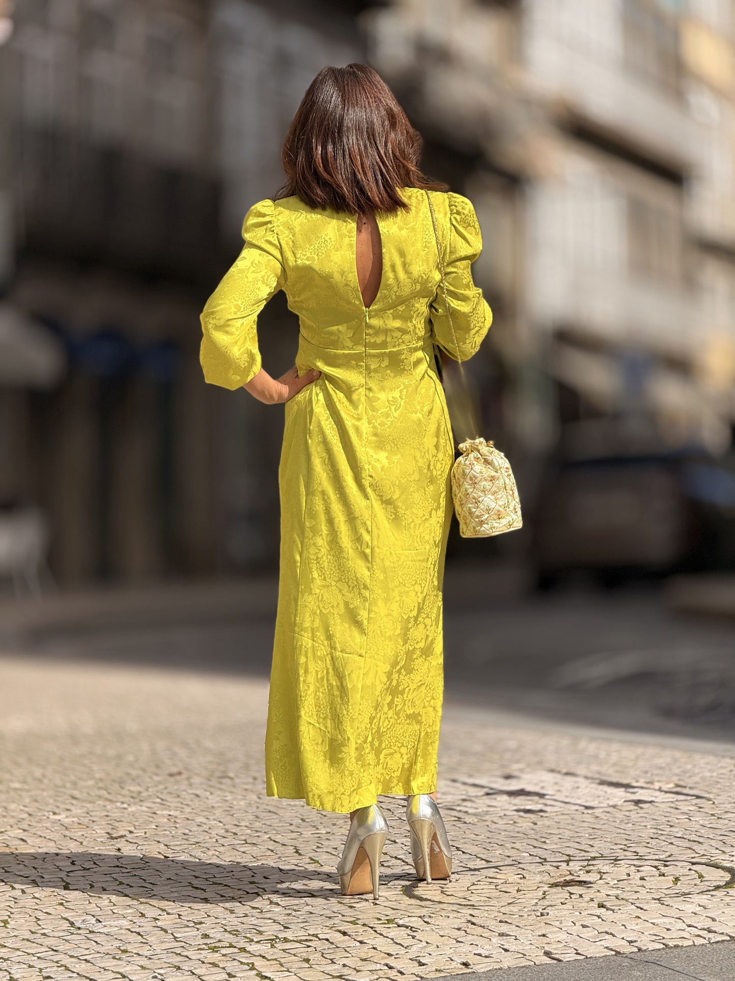 Vestido flor em cetim