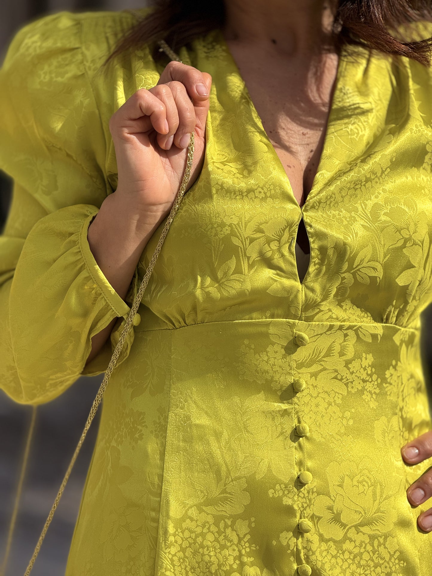 Vestido flor em cetim