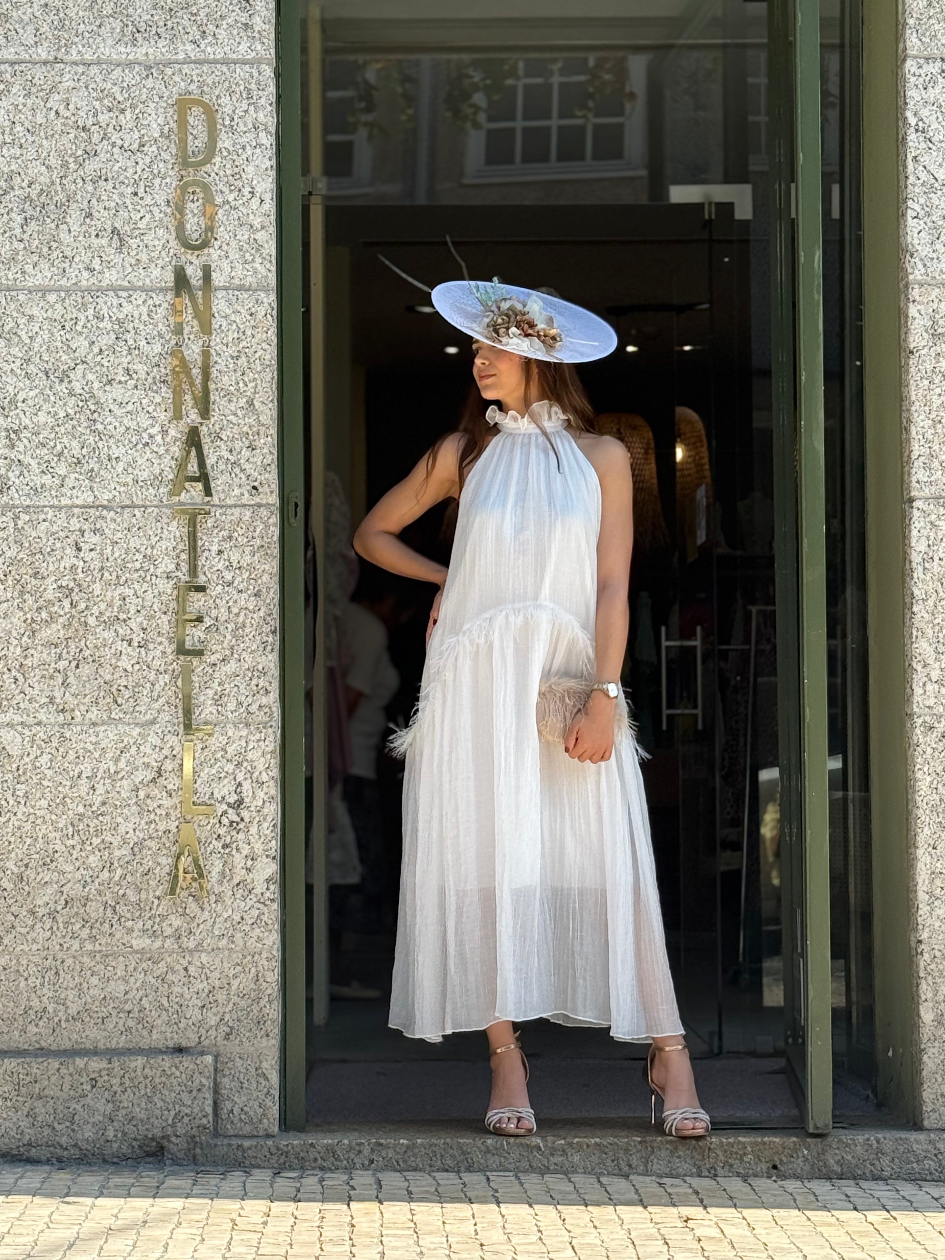 VESTIDO LONGO COM PLUMAS
