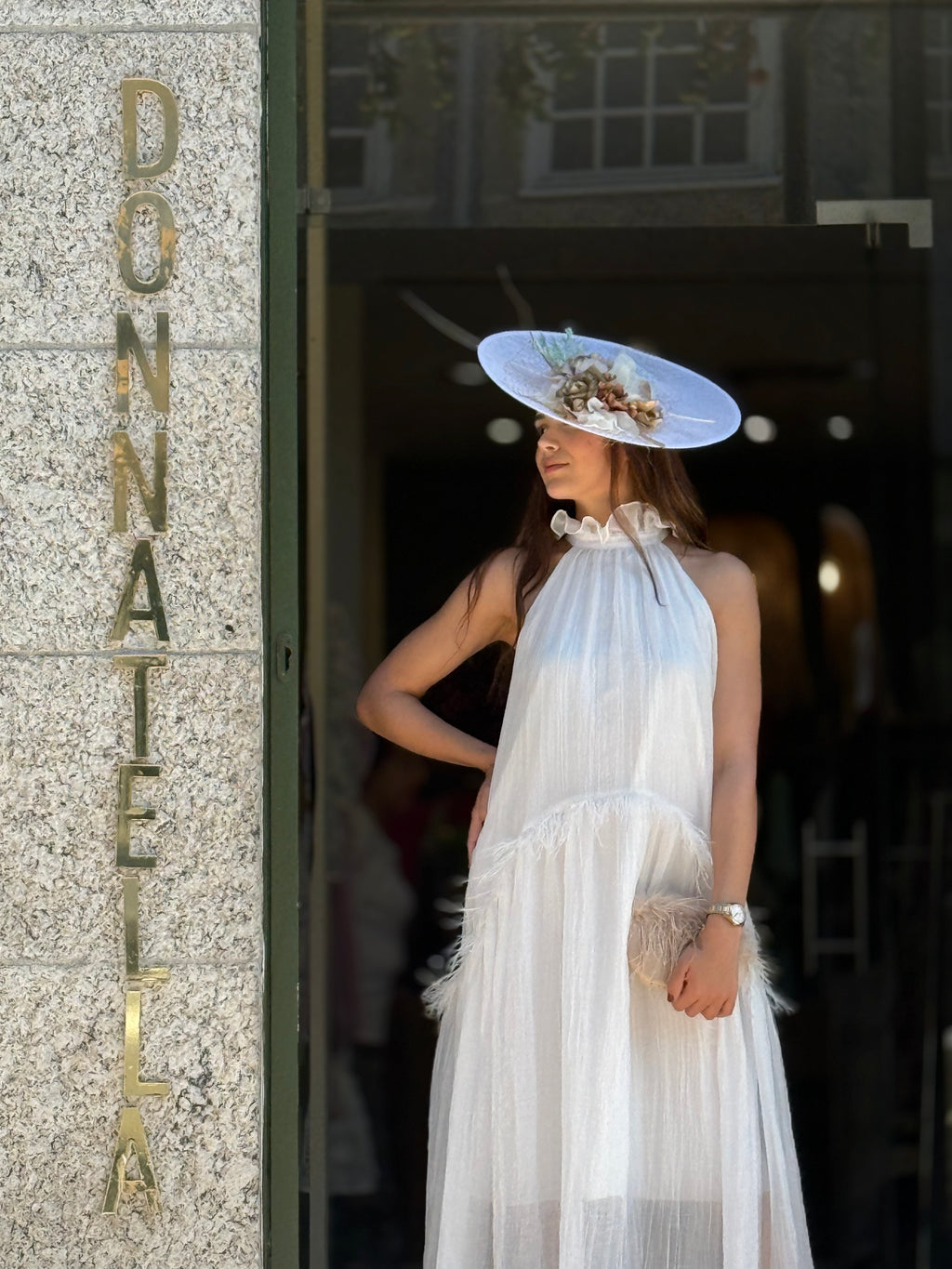 VESTIDO LONGO COM PLUMAS