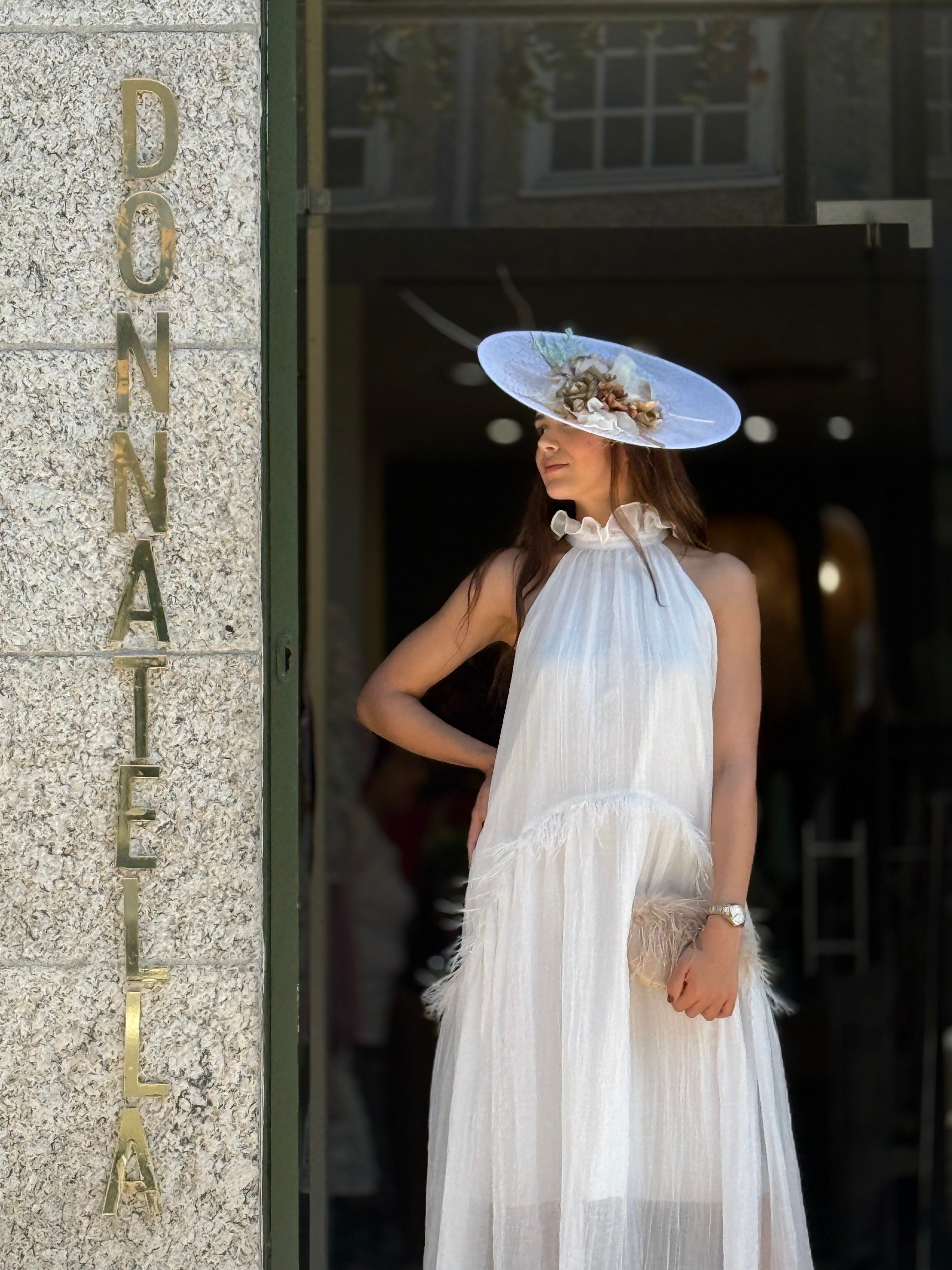 VESTIDO LONGO COM PLUMAS