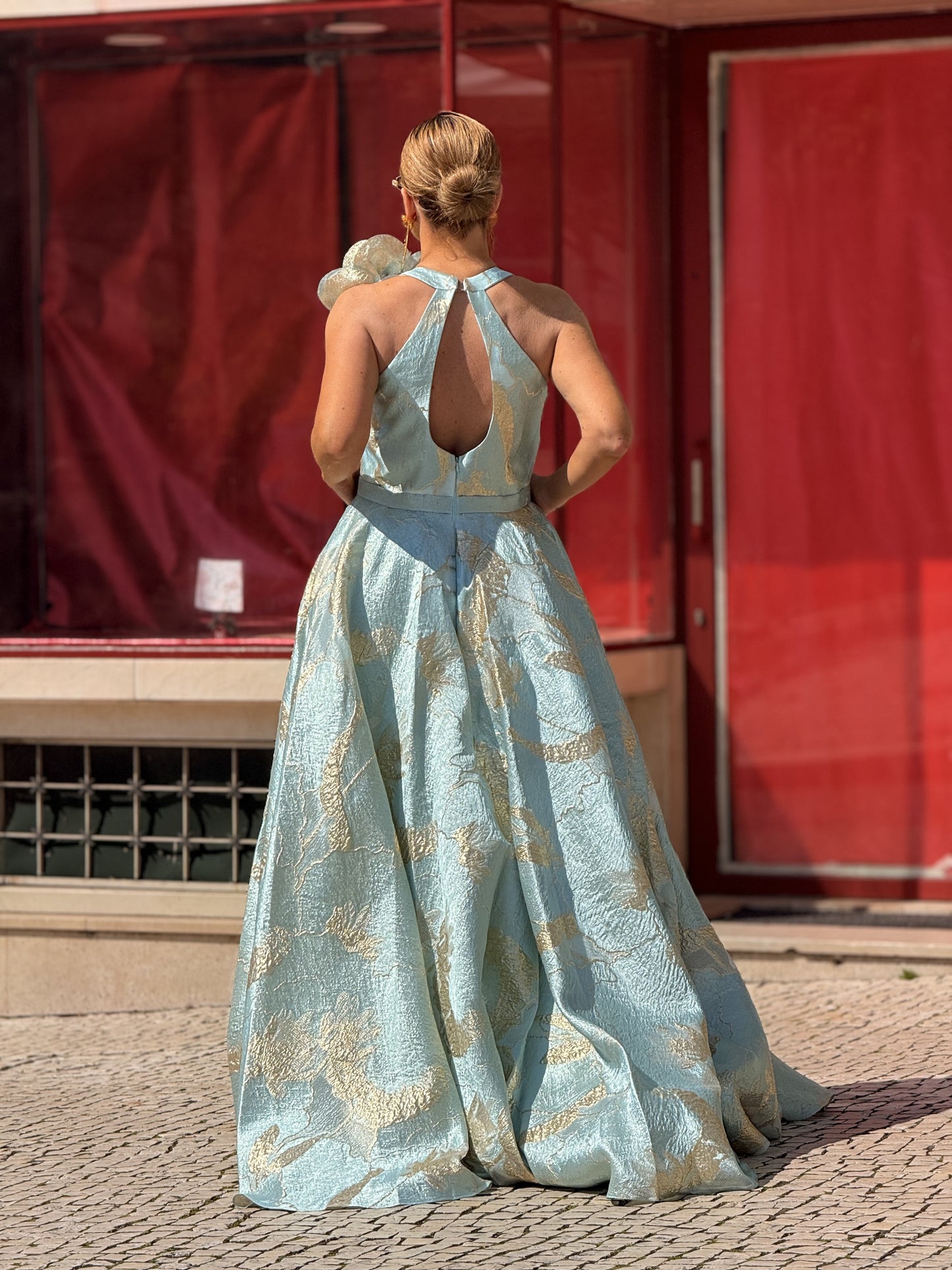 Vestido tecido bordado com flor