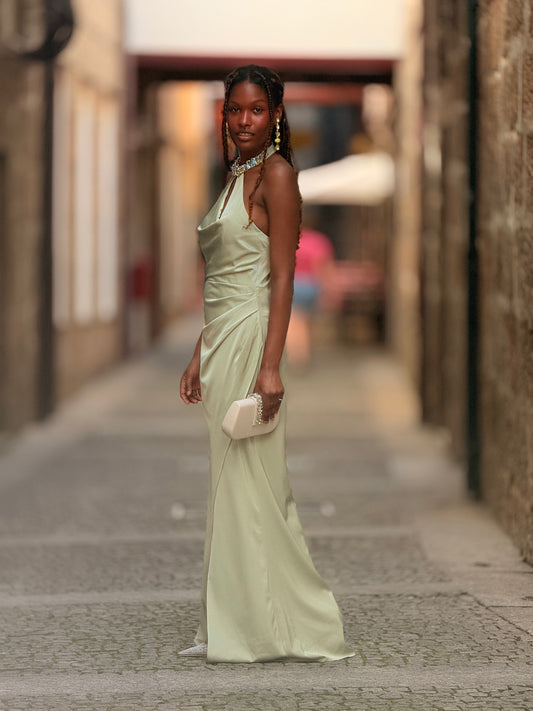Vestido com gargantilha