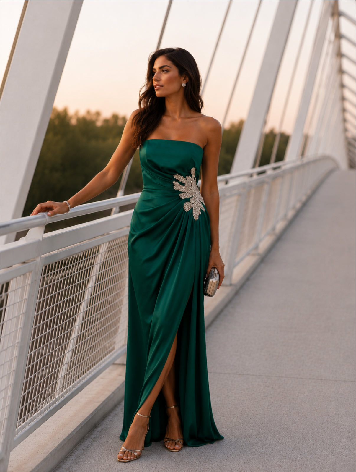 VESTIDO VERDE COM APLICAÇÃO