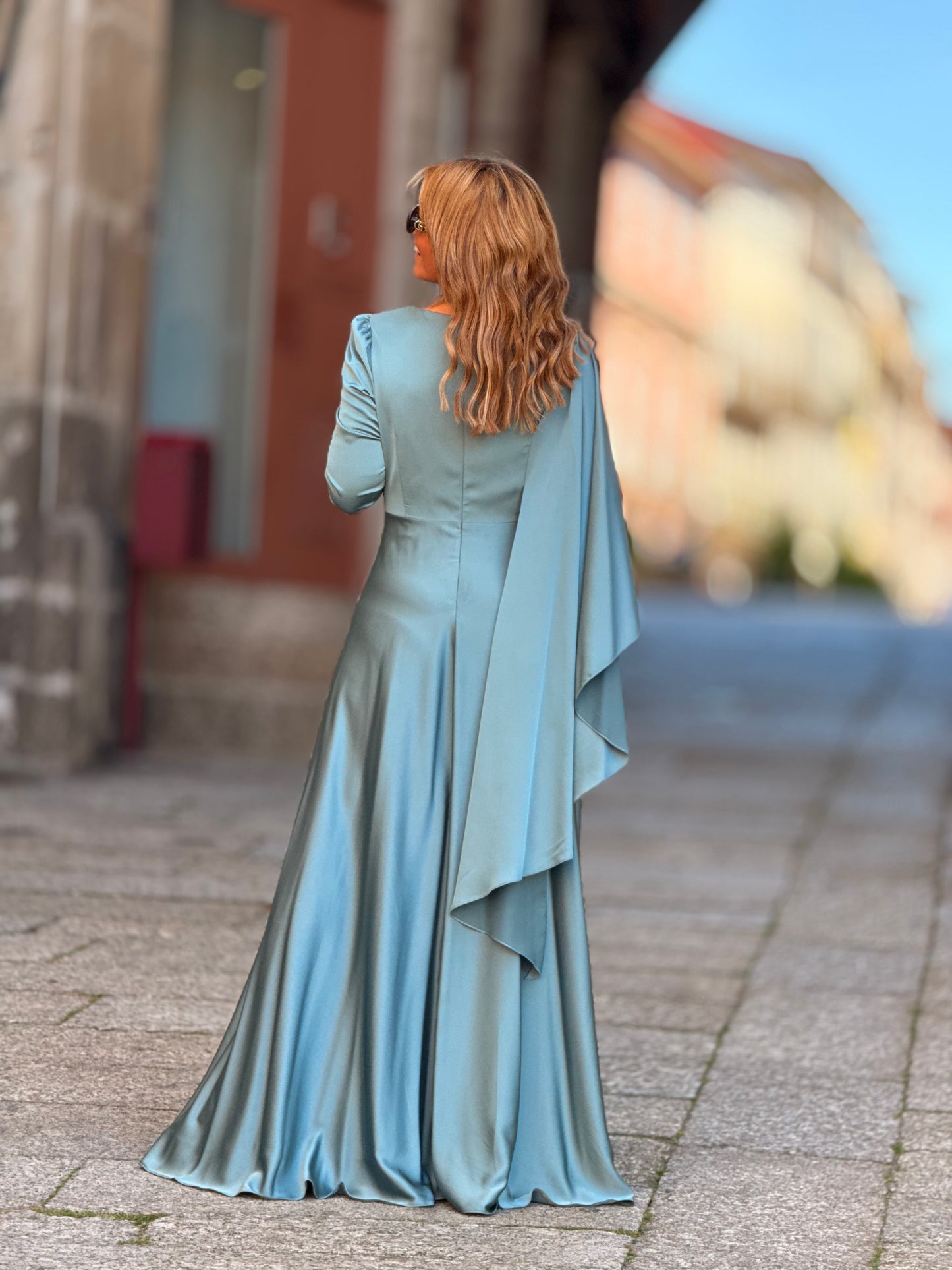 Vestido cetim com capa na manga