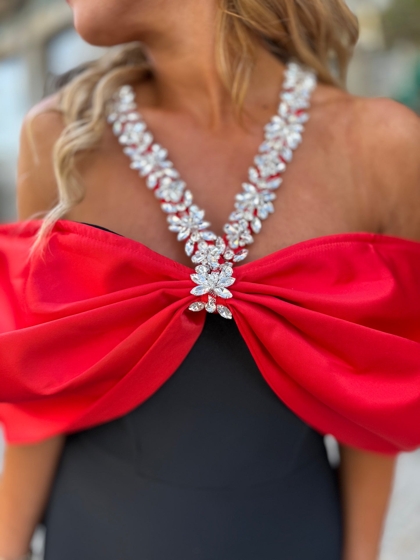 Vestido com detalhes de brilho com mangas em forma de laço