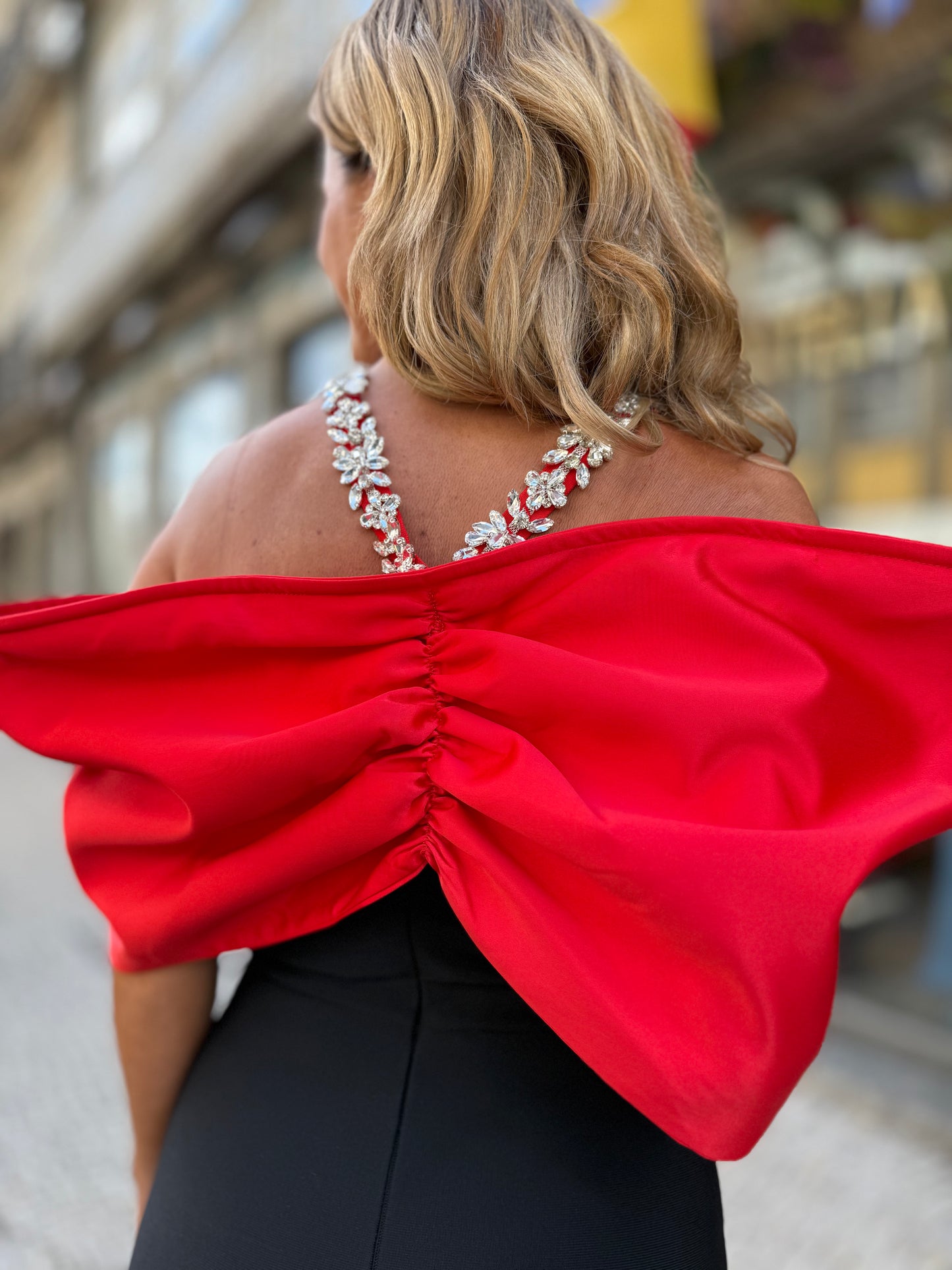 Vestido com detalhes de brilho com mangas em forma de laço