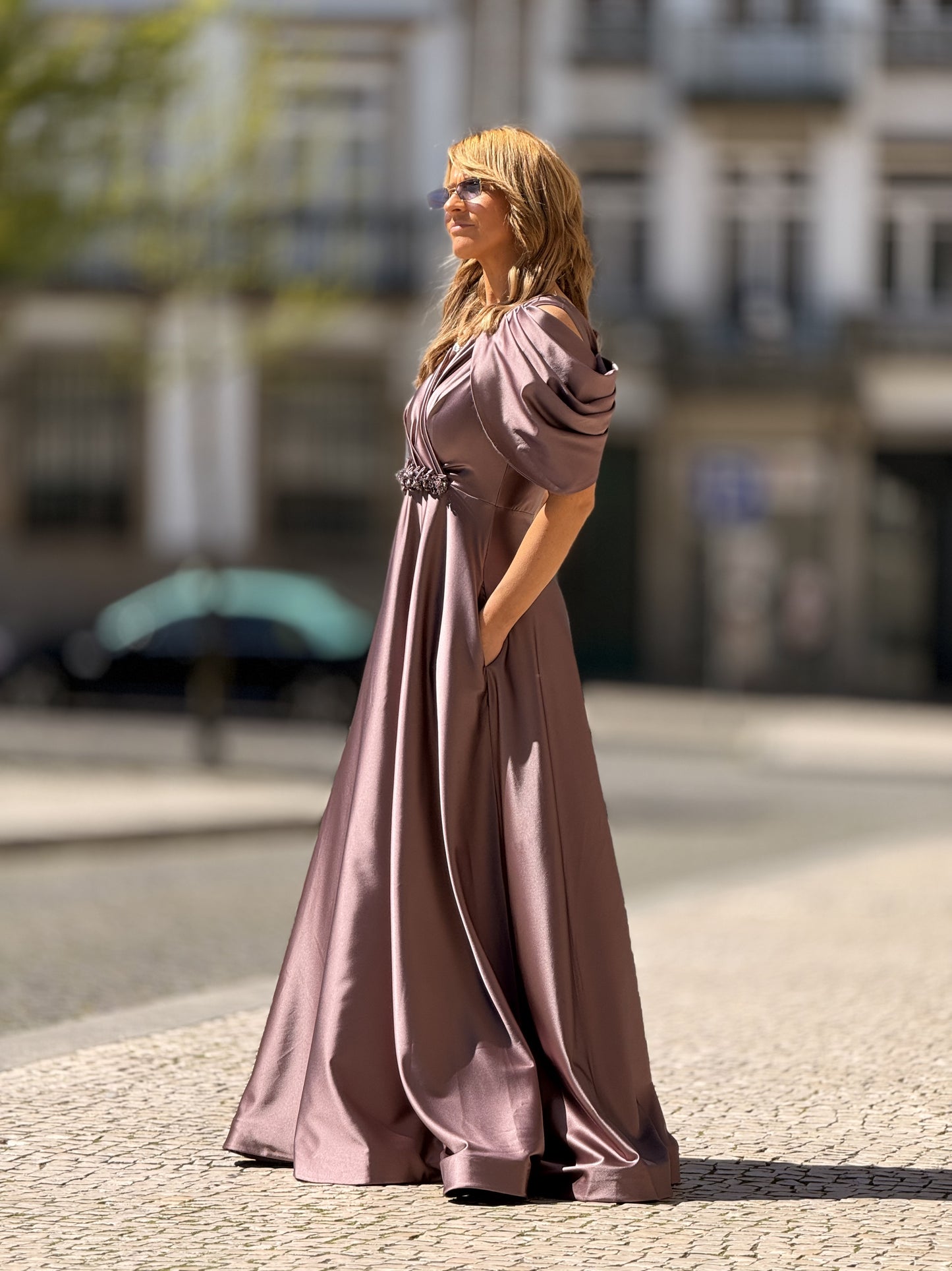 Vestido cetim com apliques