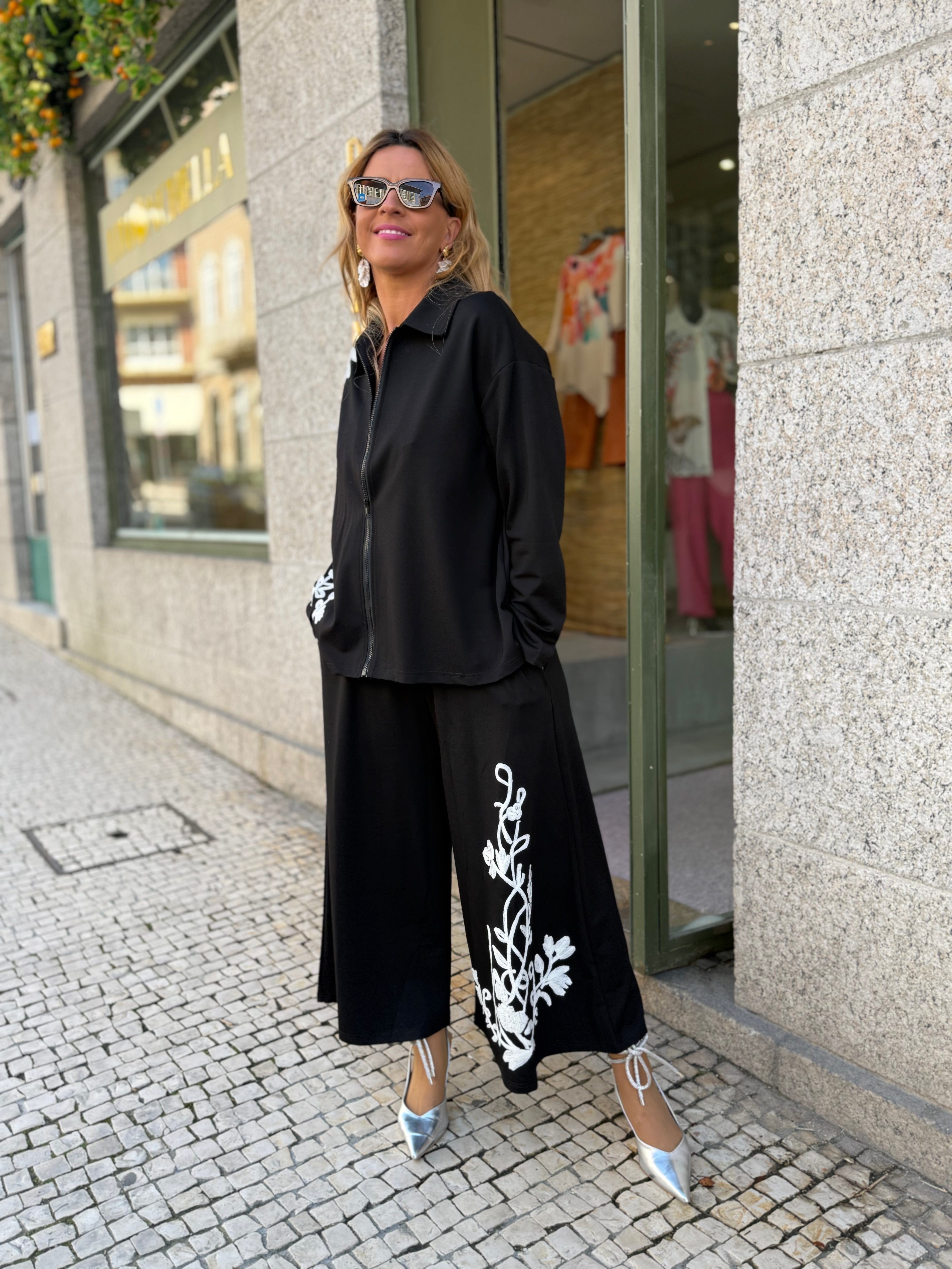 CONJUNTO PRETO ECOM BORDADO BRANCO