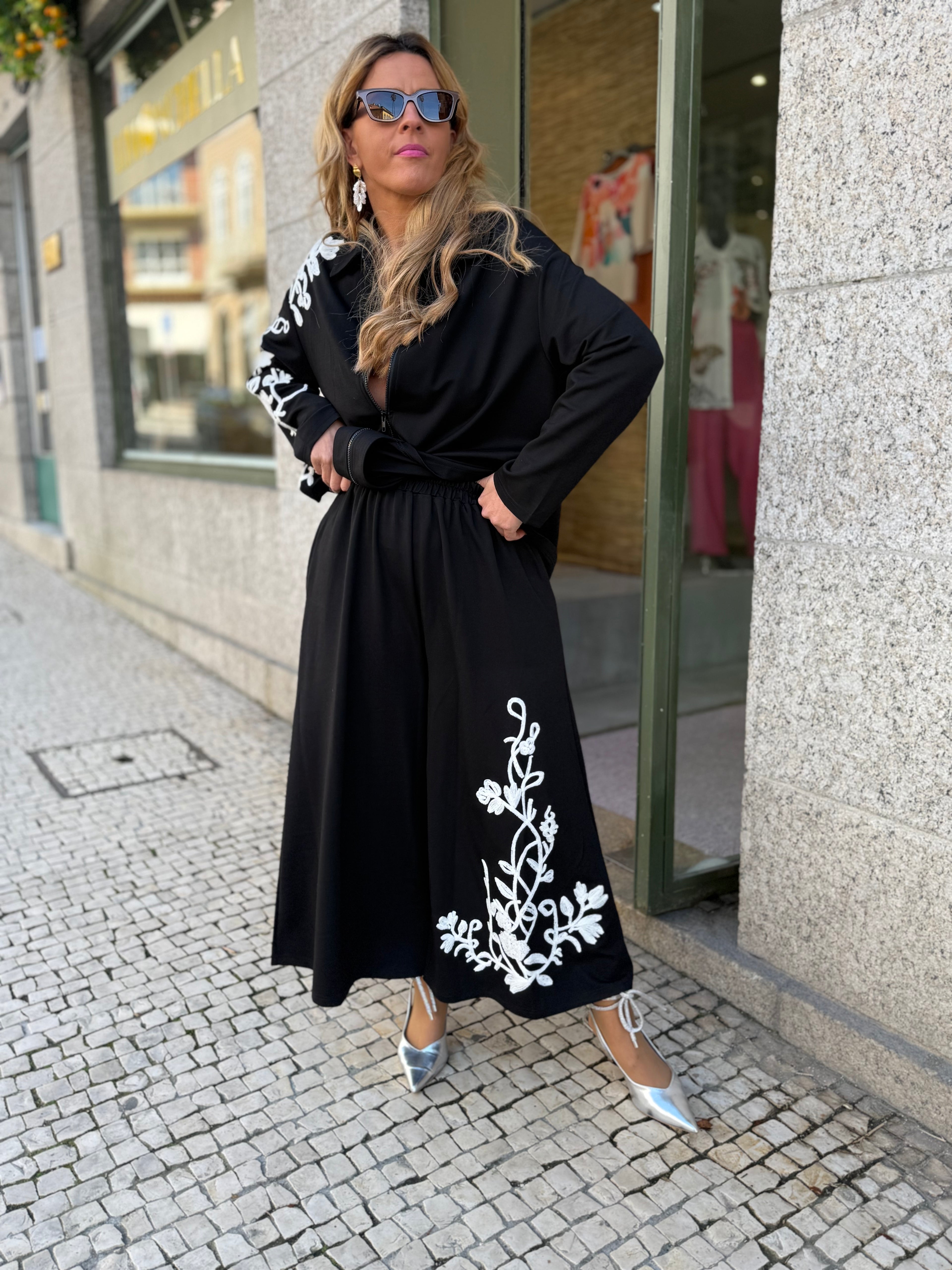 CONJUNTO PRETO ECOM BORDADO BRANCO