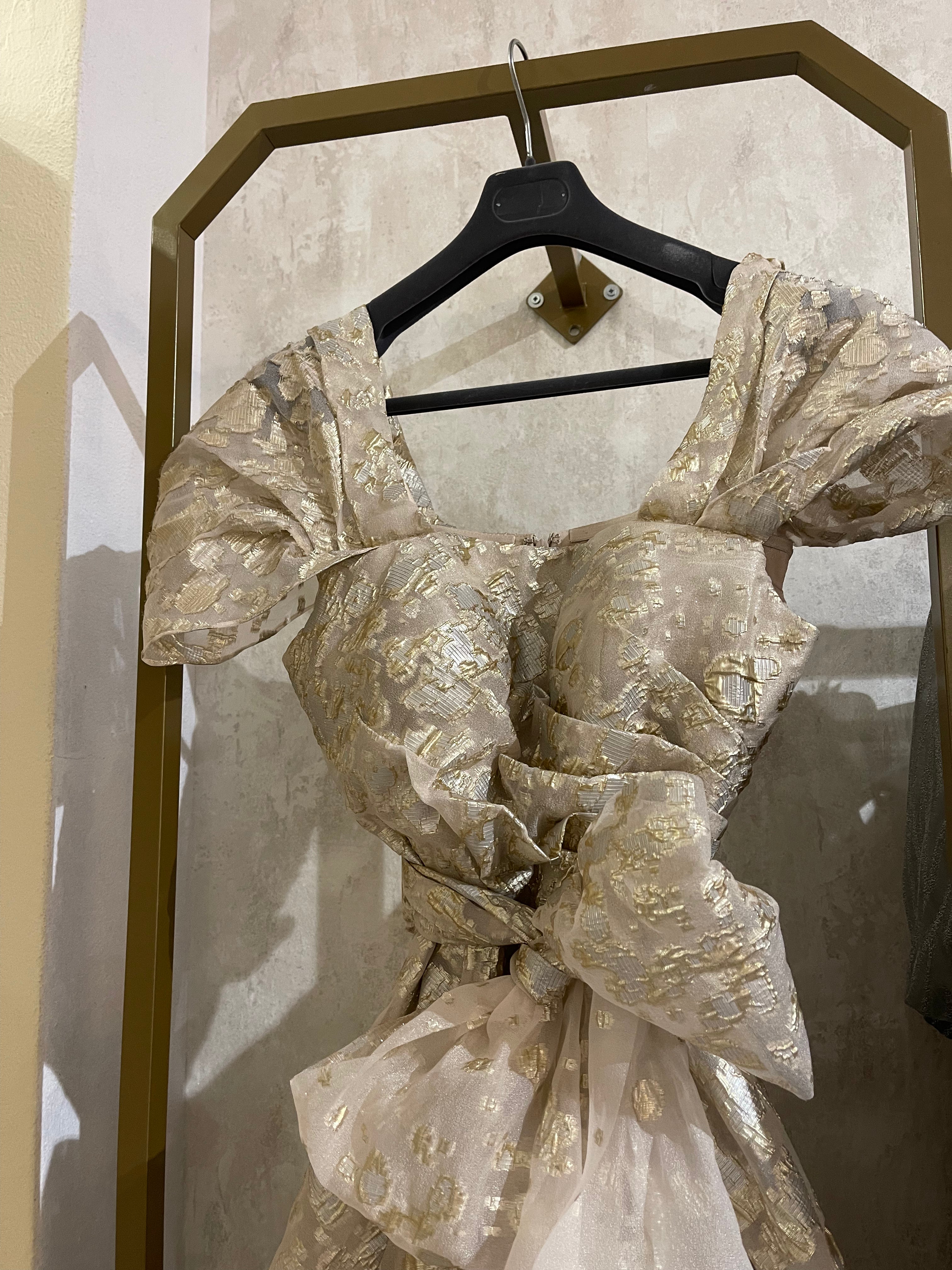 VESTIDO BROCADO EM BEGE E DOURADO